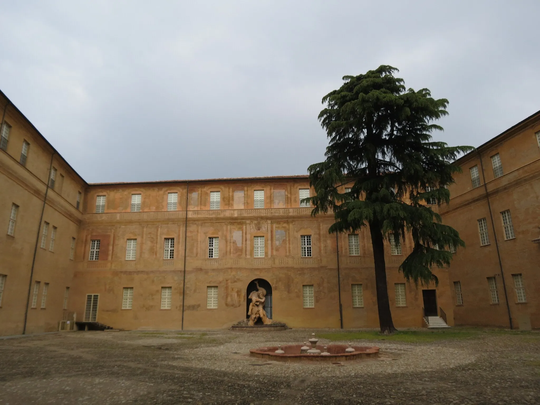 Photo showing: Cortile Interno del Palazzo Ducale di Sassuolo