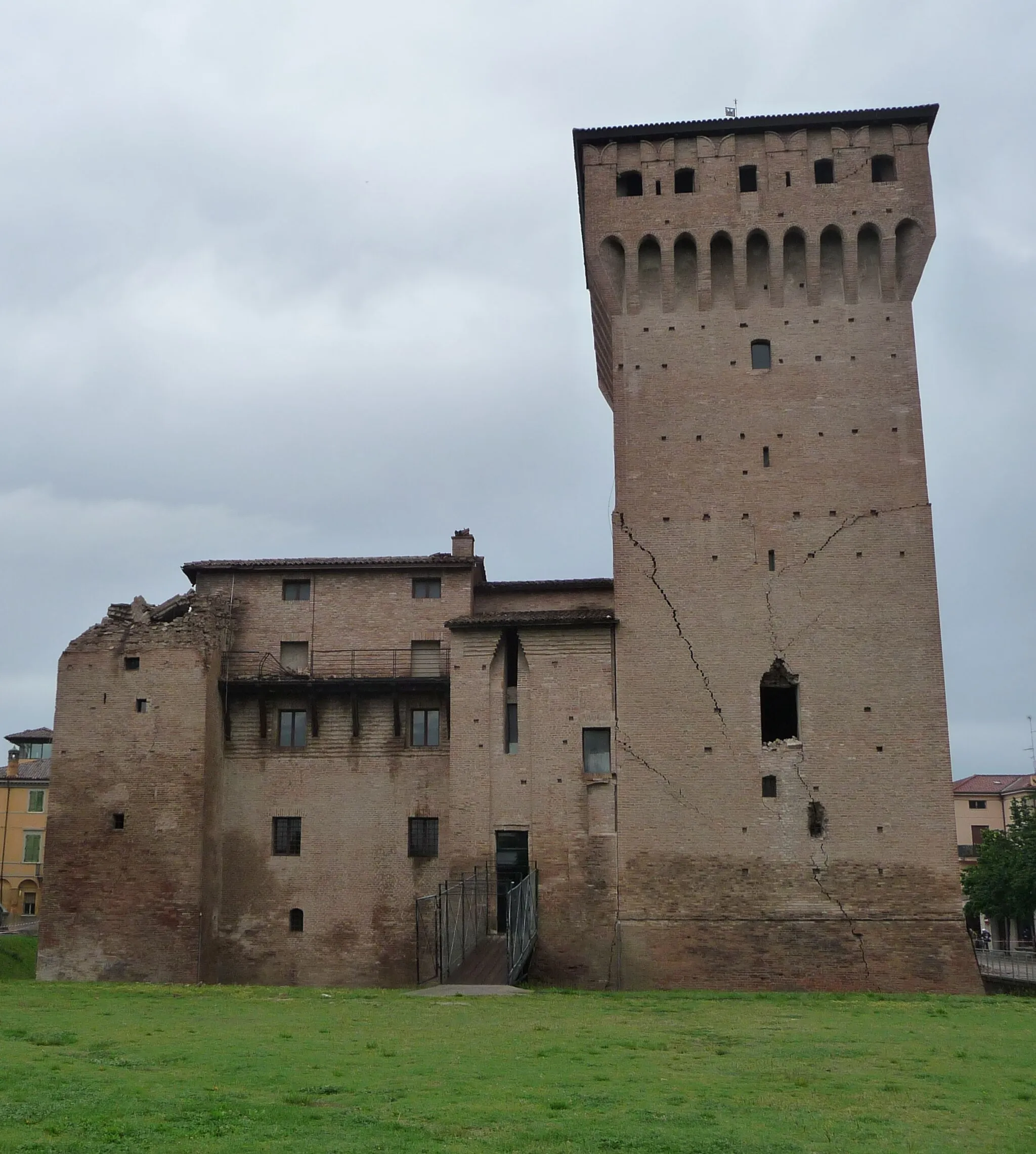 Photo showing: Rocca Estense lato sud 21 05 2012