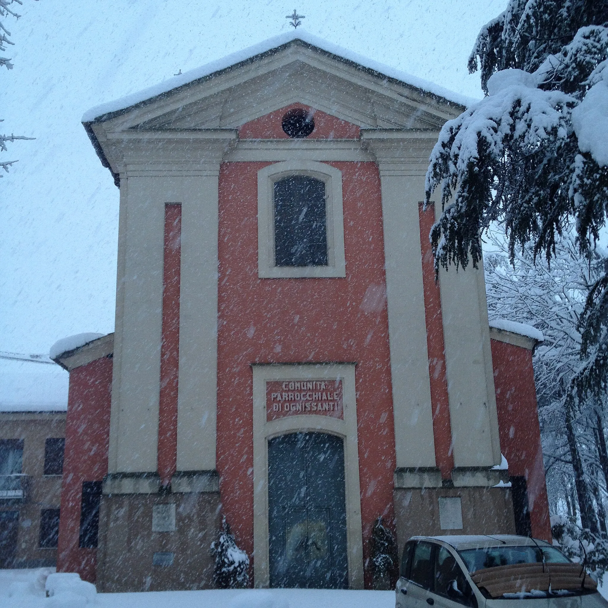 Photo showing: La chiesa parrocchiale di Ognissanti in Cavazzoli sotto la neve