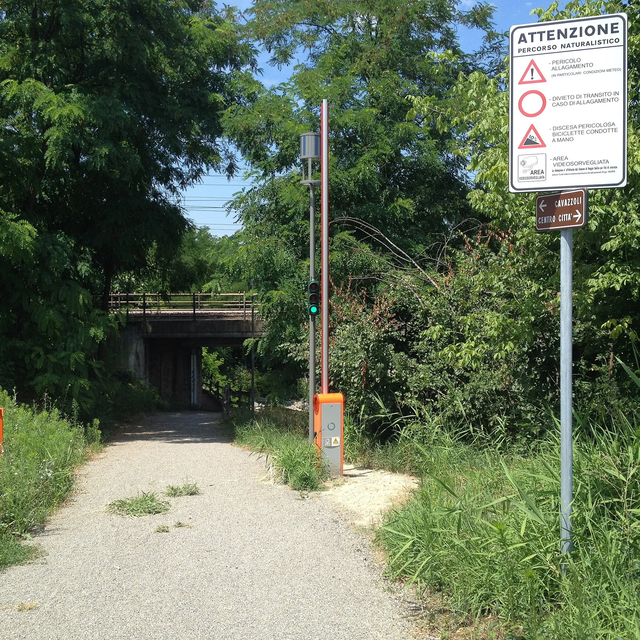 Photo showing: Cavazzoli. Sottopassaggio ciclopedonale della passeggiata del Crostolo presso la ferrovia Milano-Bologna