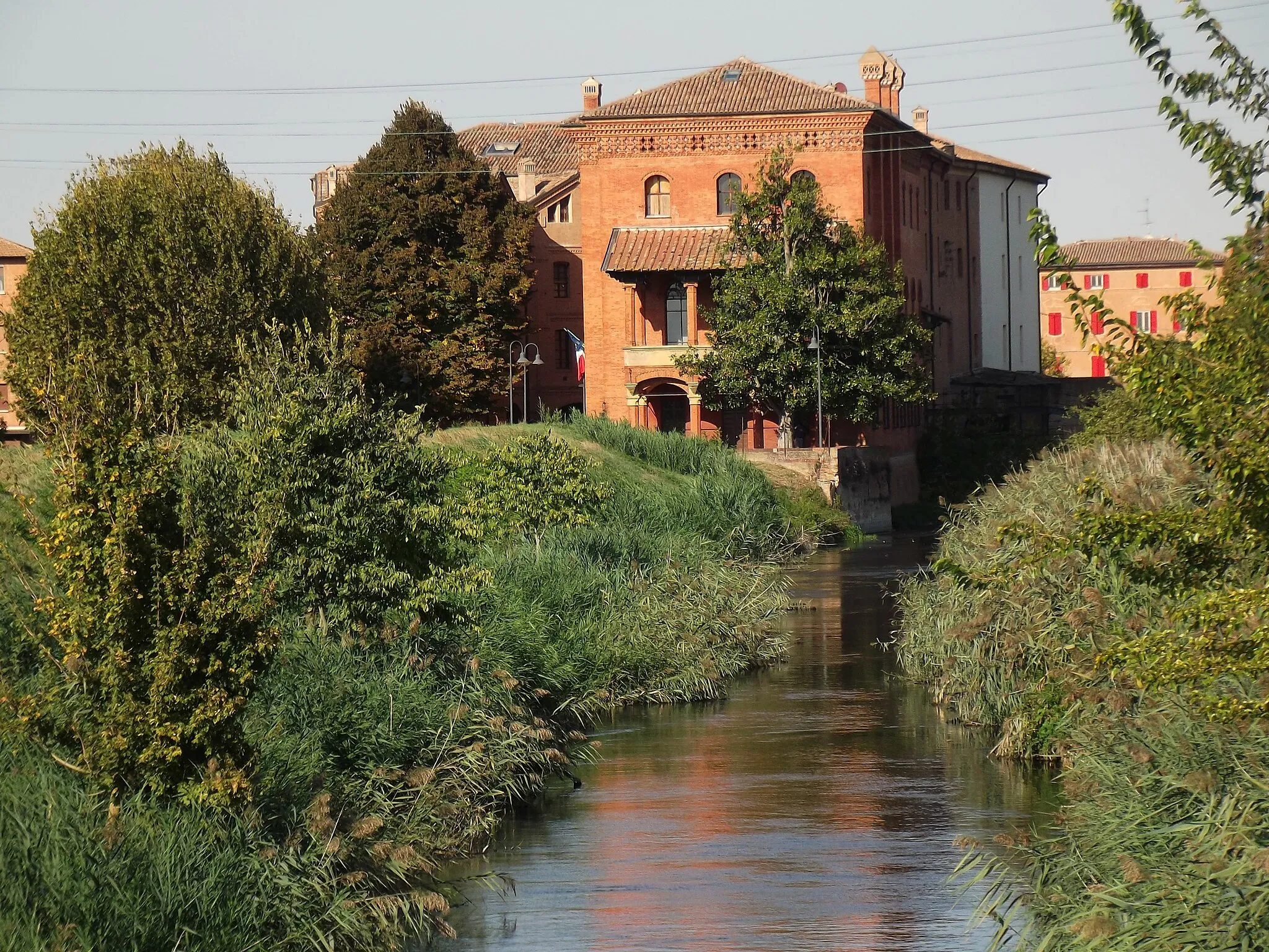 Photo showing: vicino al Palazzo Rosso di Bentivoglio, Italia.