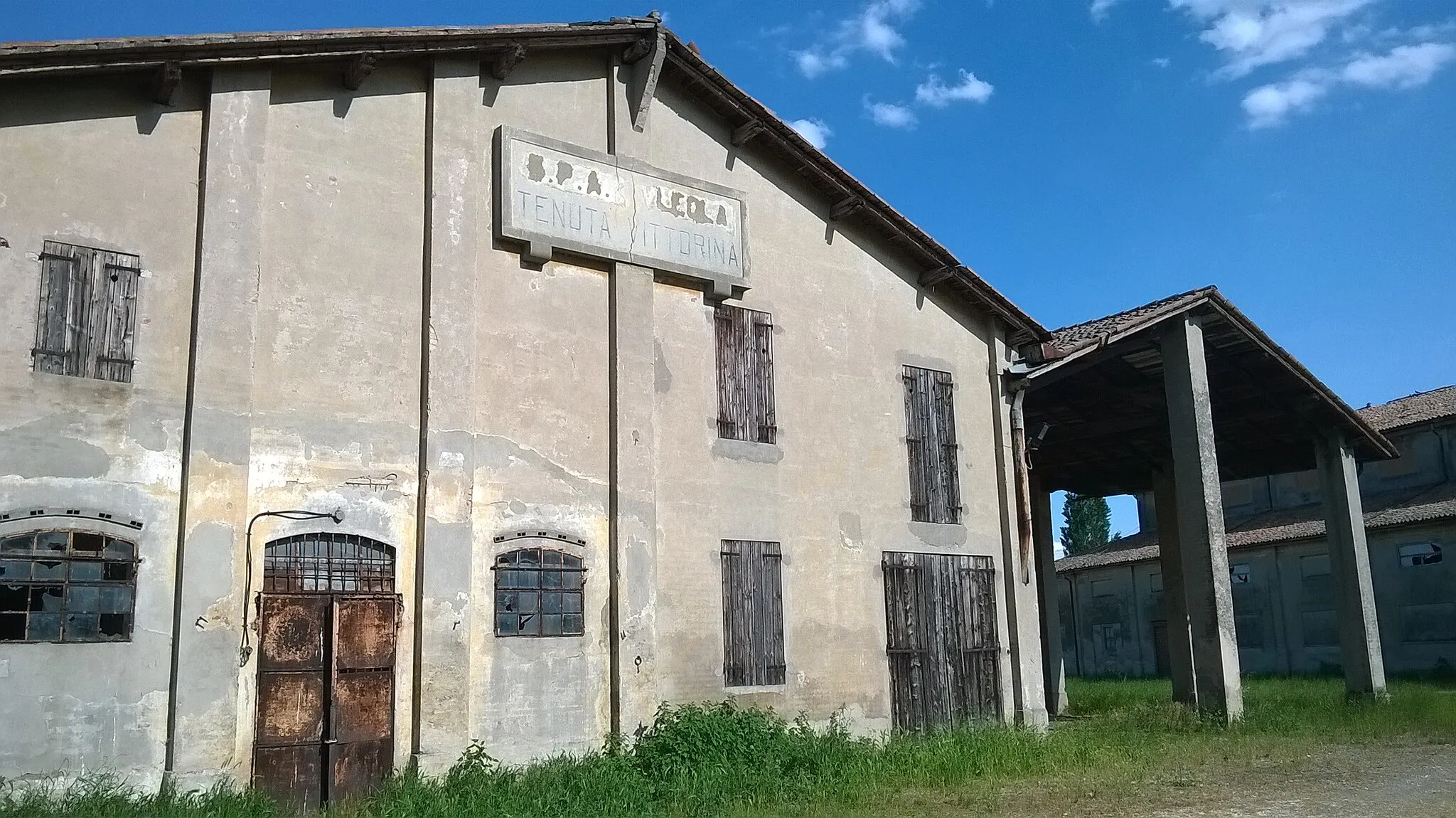 Photo showing: Alcuni dei fabbricati, ora semiabbandonati, della tenuta Vittorina a S. Vincenzo di Galliera (Bologna). A partire dagli anni Dieci del XX secolo, in essi si raccoglievano le macchine per la bonifica dei terreni. La tenuta fu di proprietà di Enea Venturi fino alla fine degli anni Quaranta.