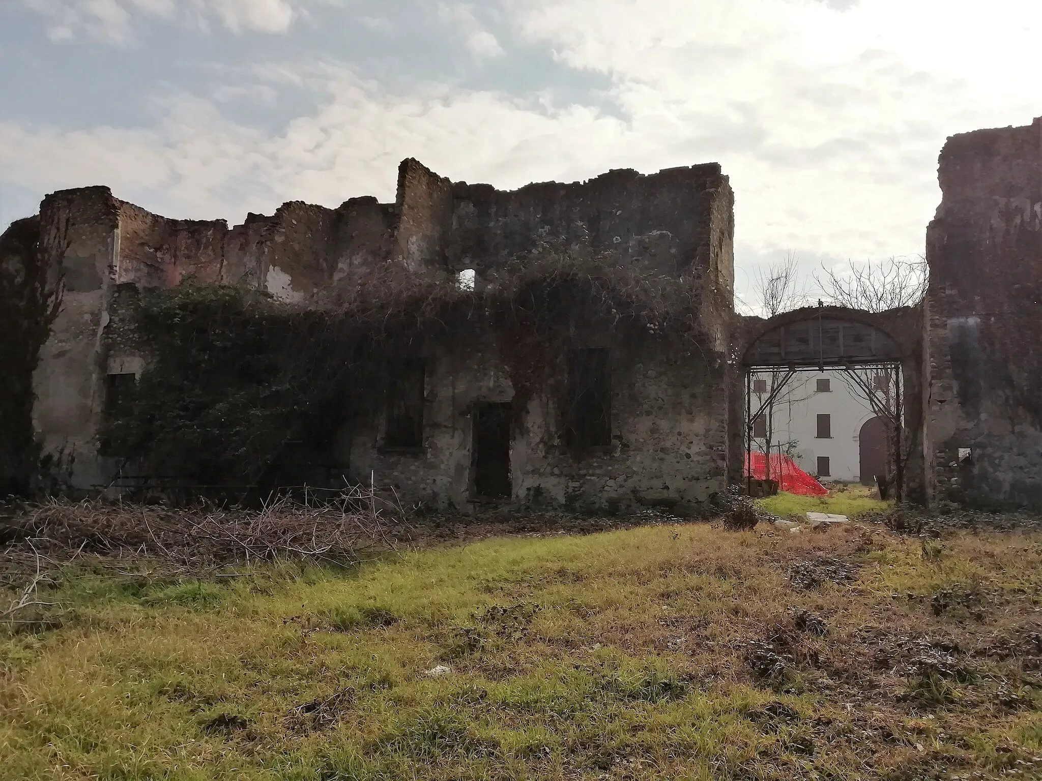 Photo showing: resti della facciata monumentale ala Nord di villa Ghisilieri, Colle Ameno, Sasso Marconi