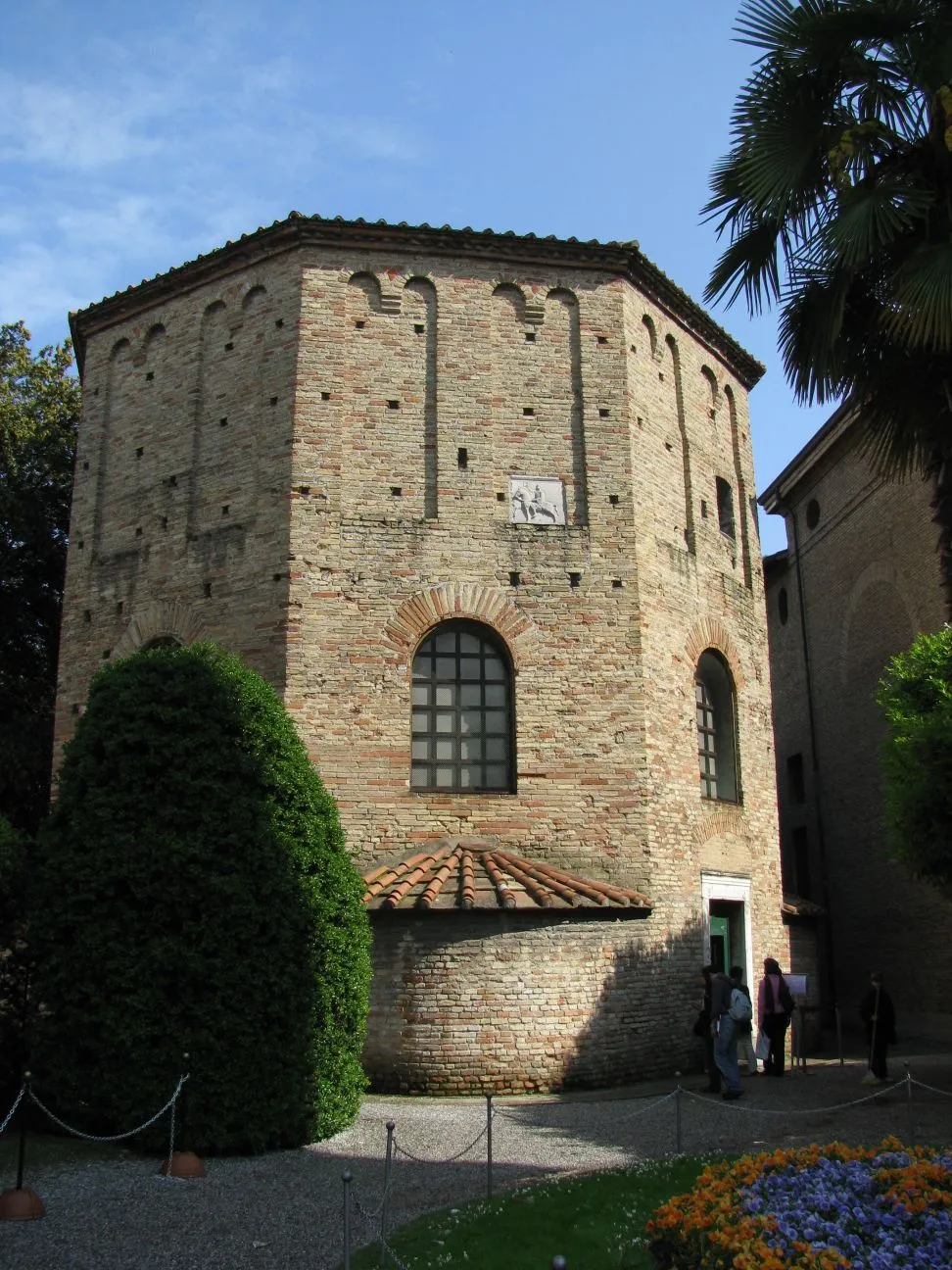 Photo showing: Bapistry of Neon in Ravenna.