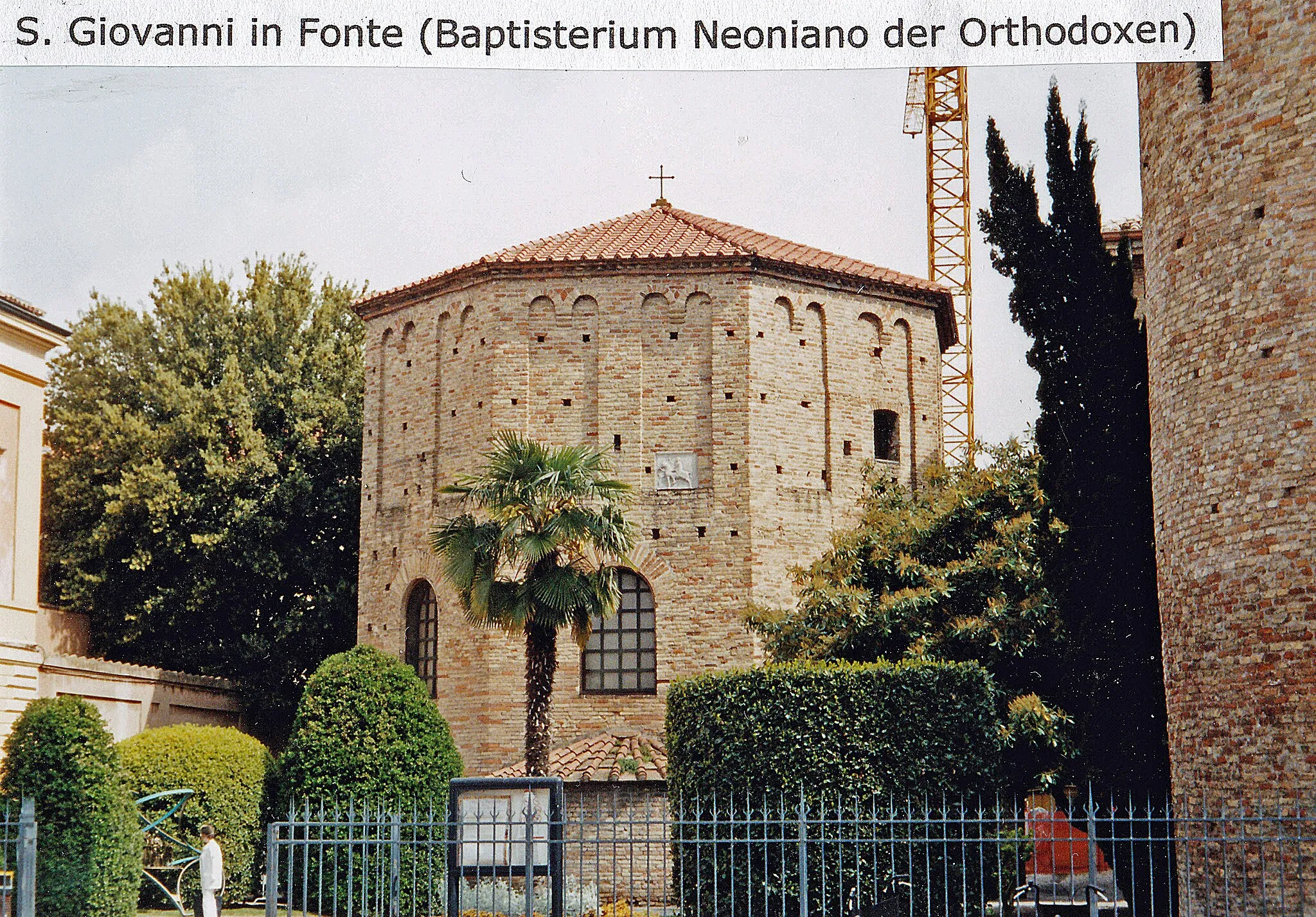 Photo showing: Baptisterium der Kathedrale (auch Baptisterium der Orthodoxen oder Neonische Taufkapelle genannt) von Ravenna (Region Emilia-Romagna) im Mai 2004 (Scan vom Analogbild)