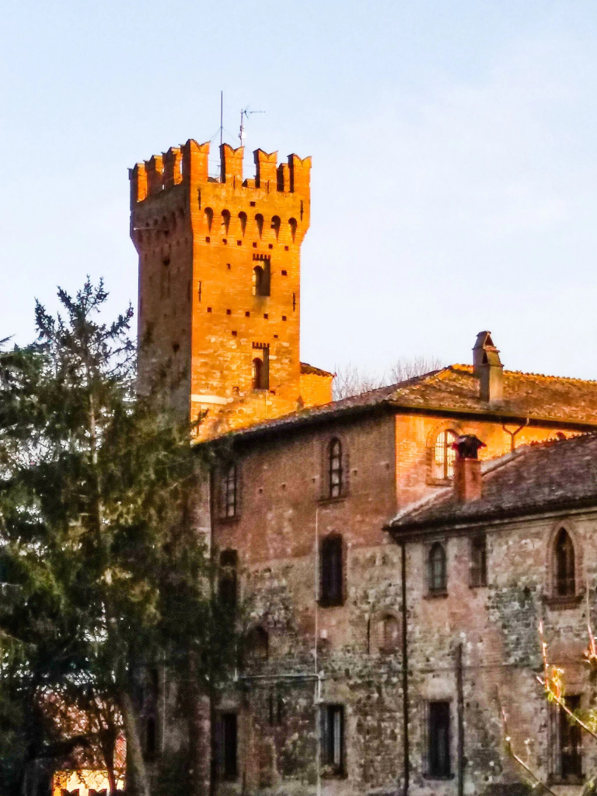 Photo showing: Tower of Altoé castle