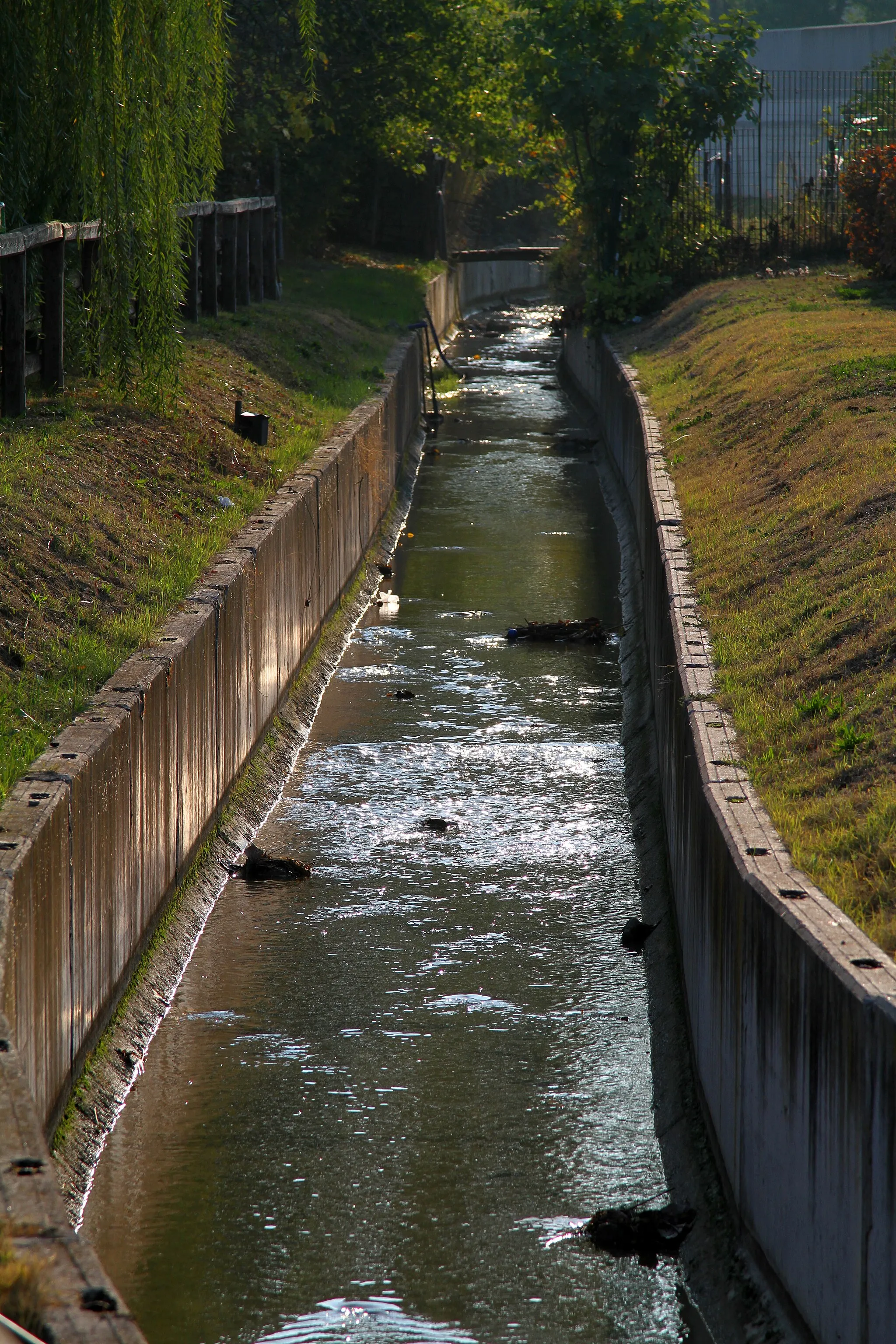 Photo showing: Canale di Savena nei pressi di via Corelli