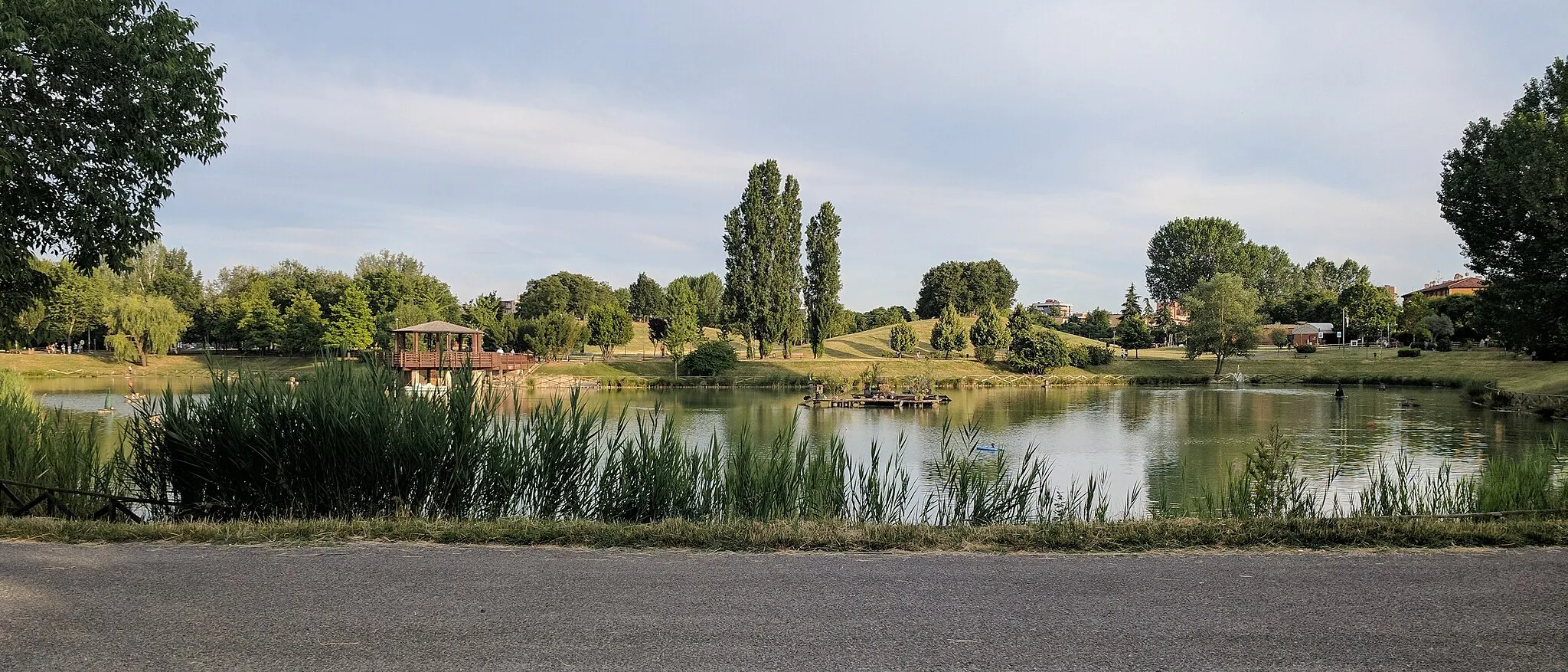 Photo showing: Picture of the artificial lake of "Via dei Giardini" Park in Bologna, Italy. A gazebo platform on the lake is visible.