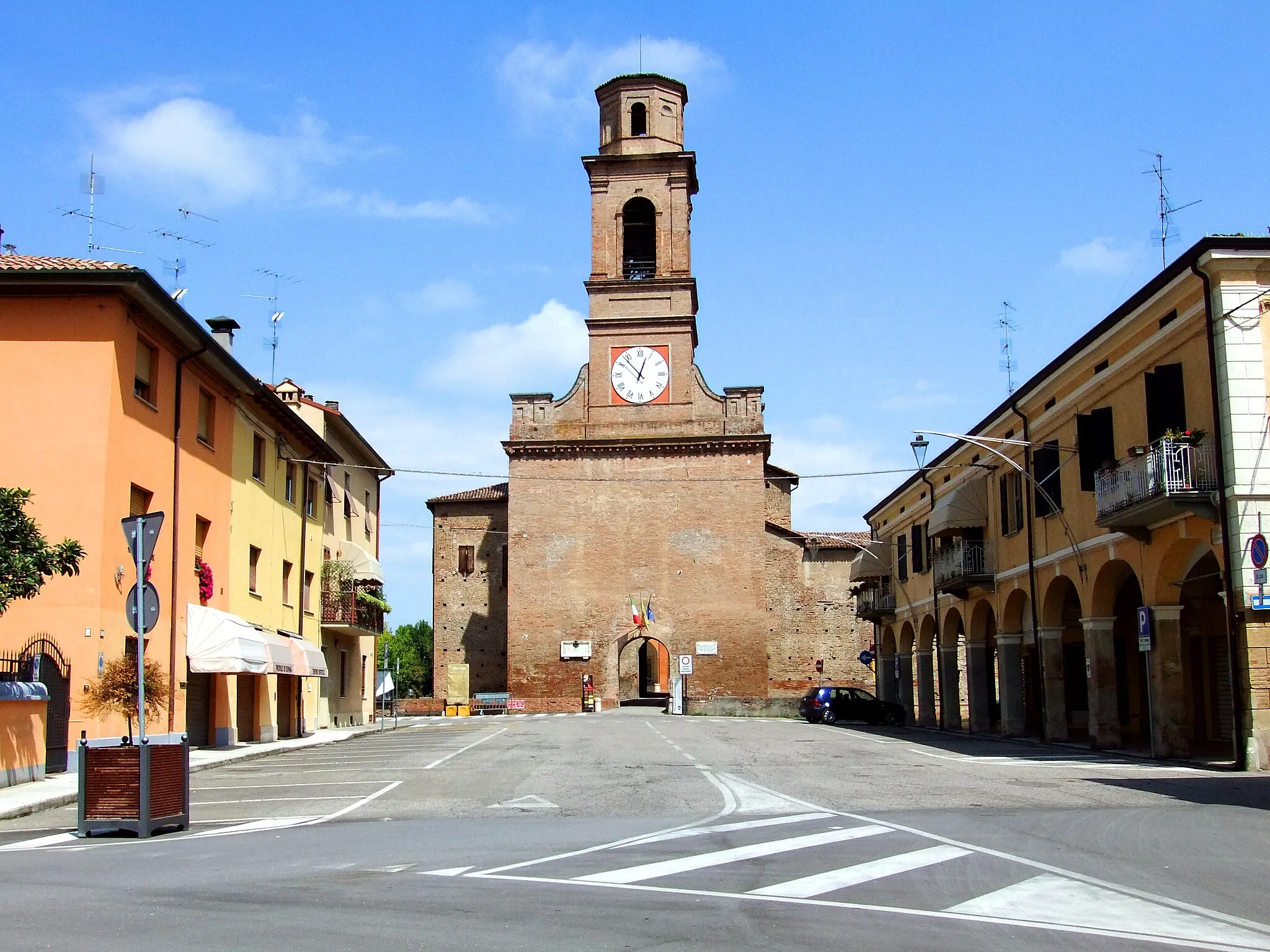Photo showing: Piazzale antistante all'entrara della Rocca di Novellara