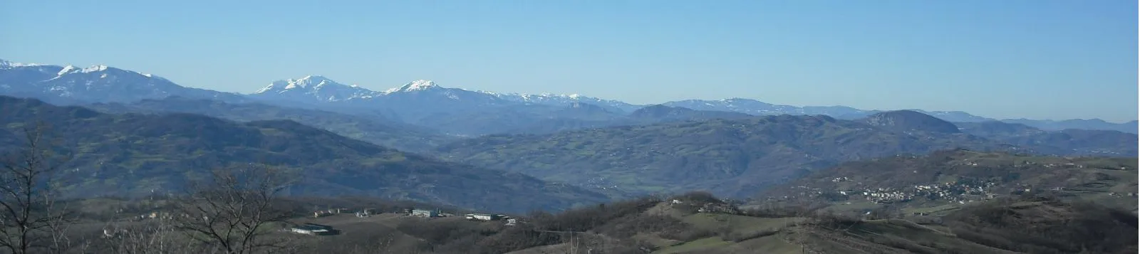 Photo showing: Panorama preso da località Faeto con vista di Prignano e sfondo appenninico