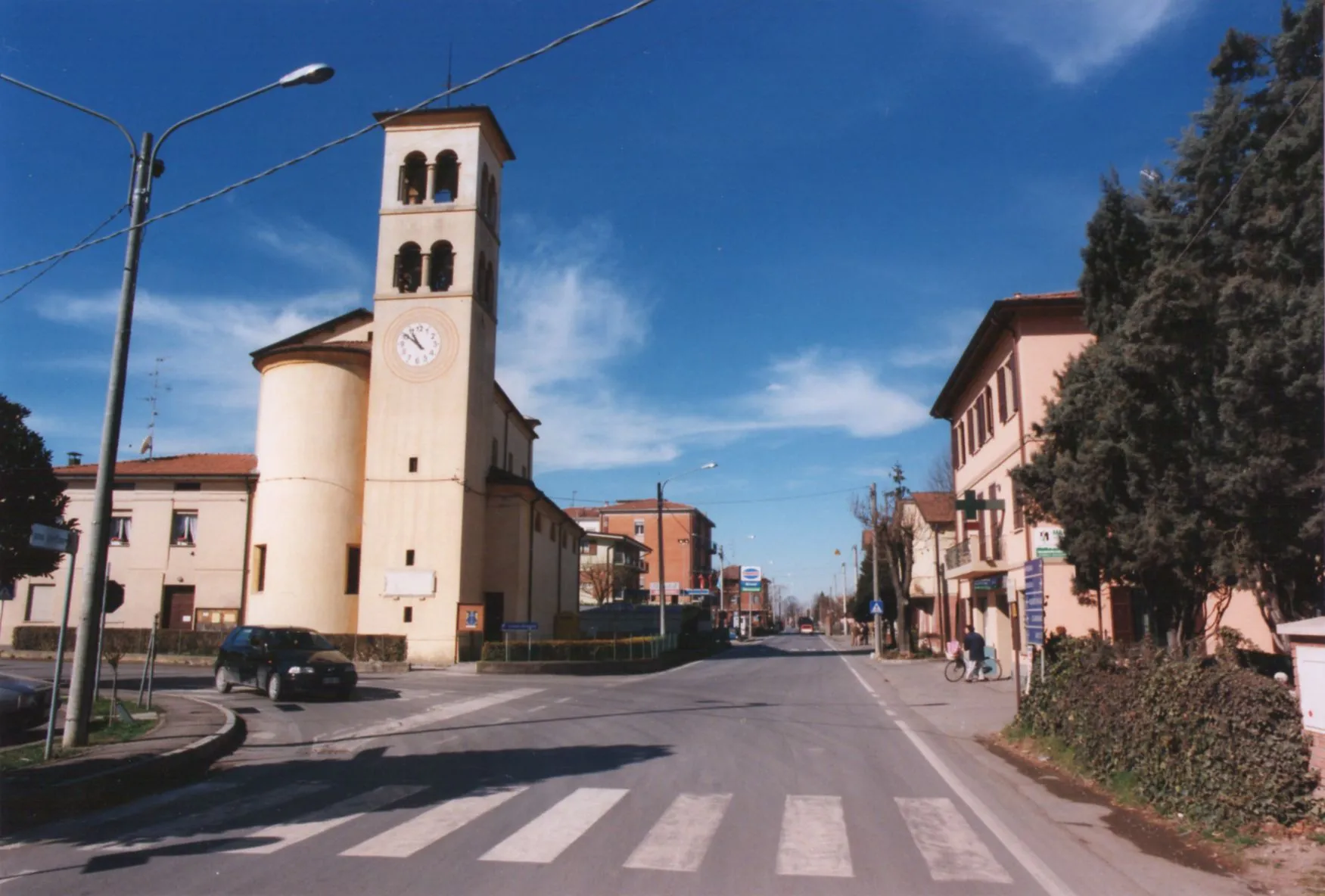 Photo showing: Salvaterra, frazione di Casalgrande: vista sull'abside della Chiesa Parrocchiale del Santissimo Salvatore risalente al XVI secolo e eretta sulle fondazioni dell'antica cappella che esisteva all'interno delle mura del castello.