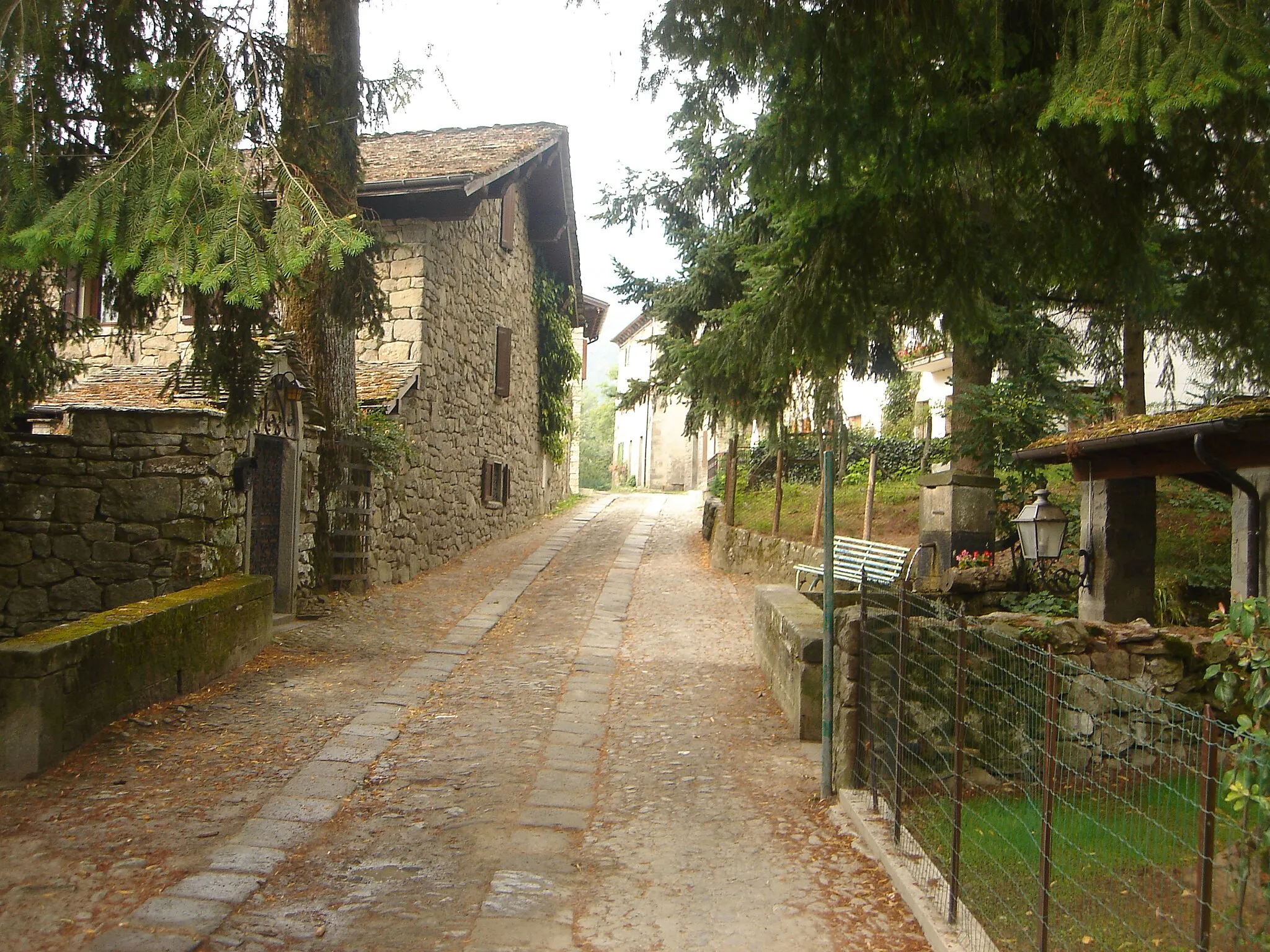 Photo showing: La strada lungo la quale si sviluppa il paese