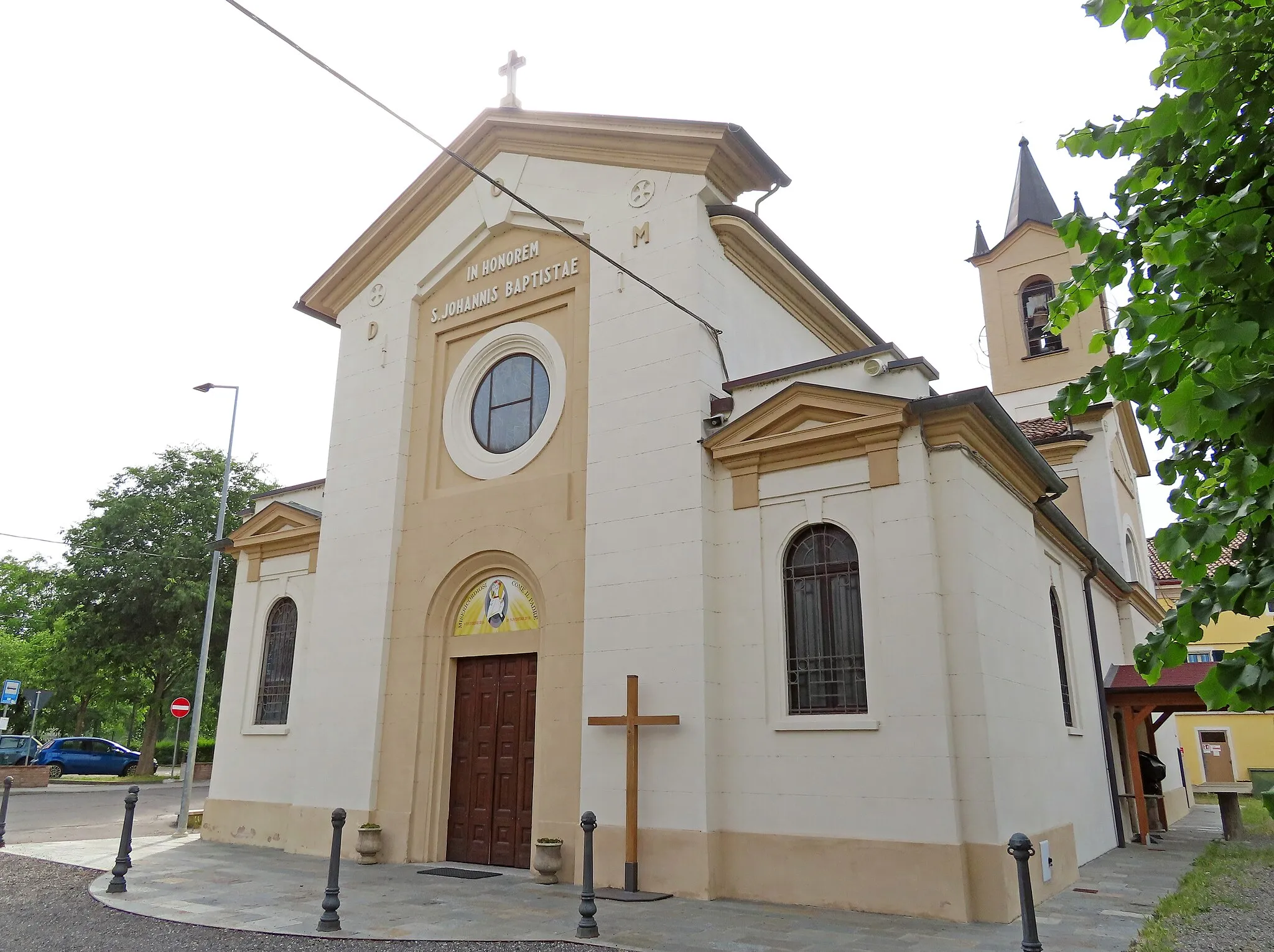 Photo showing: Facciata e lato nord della chiesa di San Giovanni Battista
