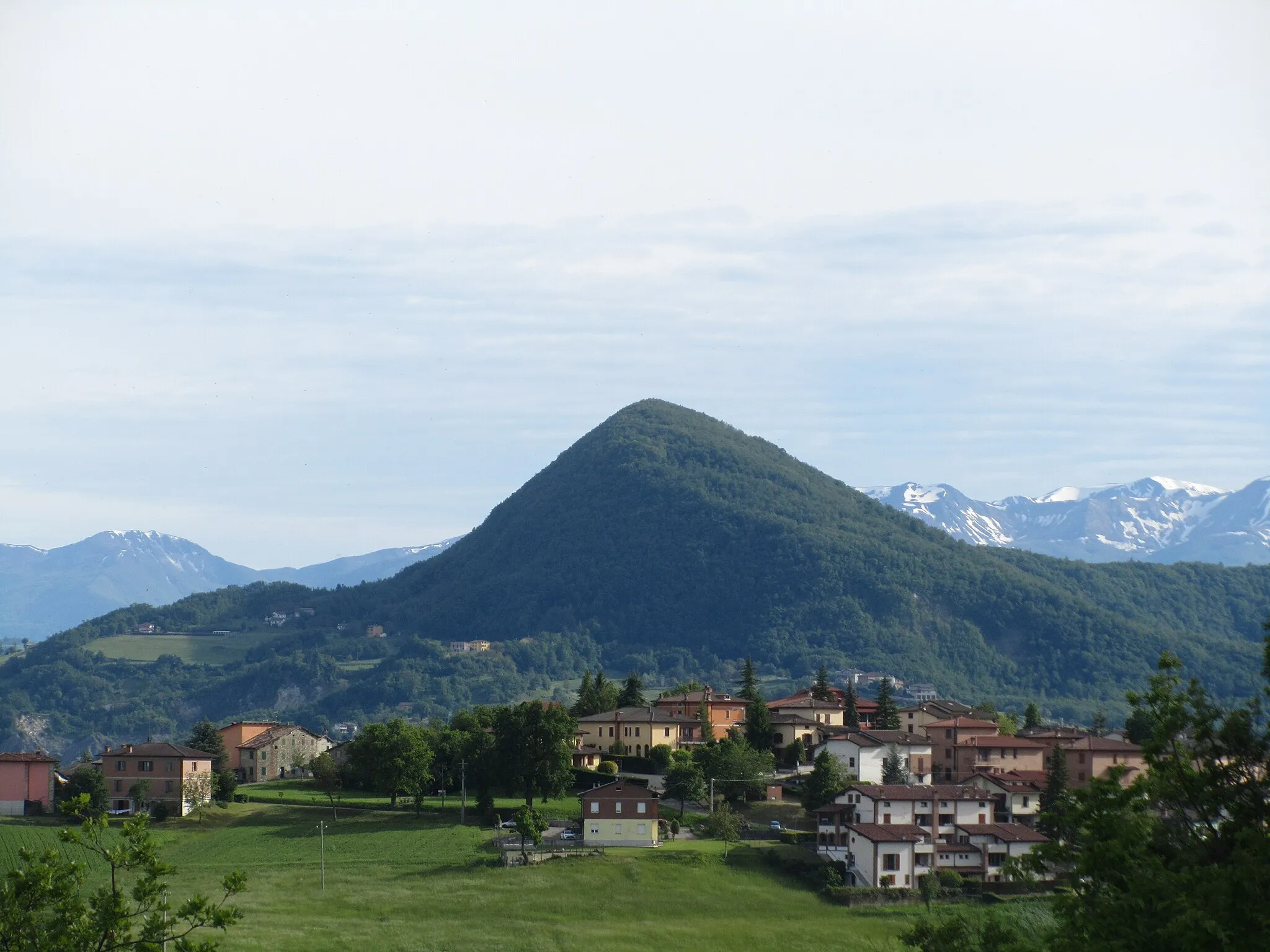 Photo showing: Il Monte Valestra visto da Baiso, provincia di Reggio Emilia.