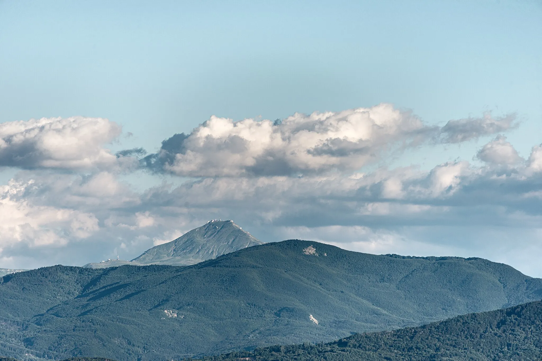 Photo showing: Monte Cimone dietro al Monte Cantiere - Carpineti, Reggio Emilia, Italia