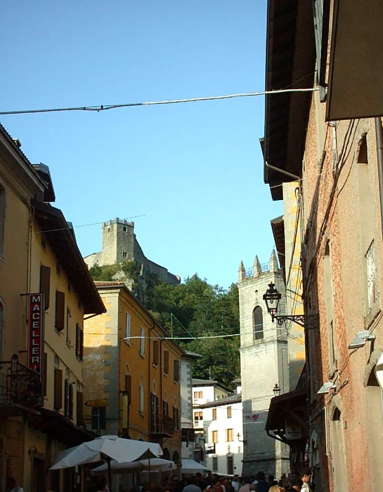 Photo showing: Sestola (province of Modena, Italy) - The Castle and the old bell tower seen from an alley