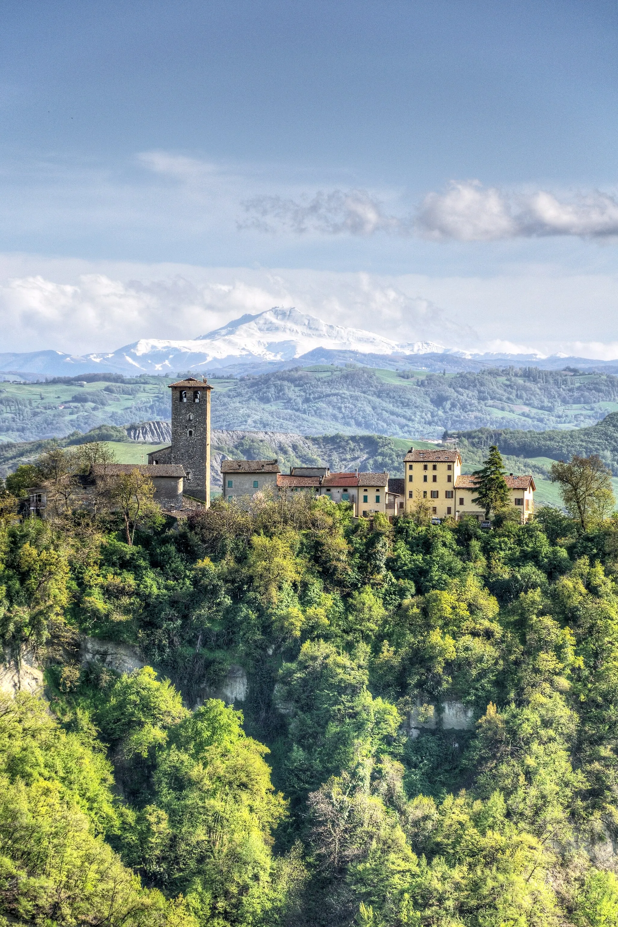 Photo showing: Montebabbio, frazione in the italian comune of Castellarano, Province of Reggio Emilia, with Monte Cimone in the background.