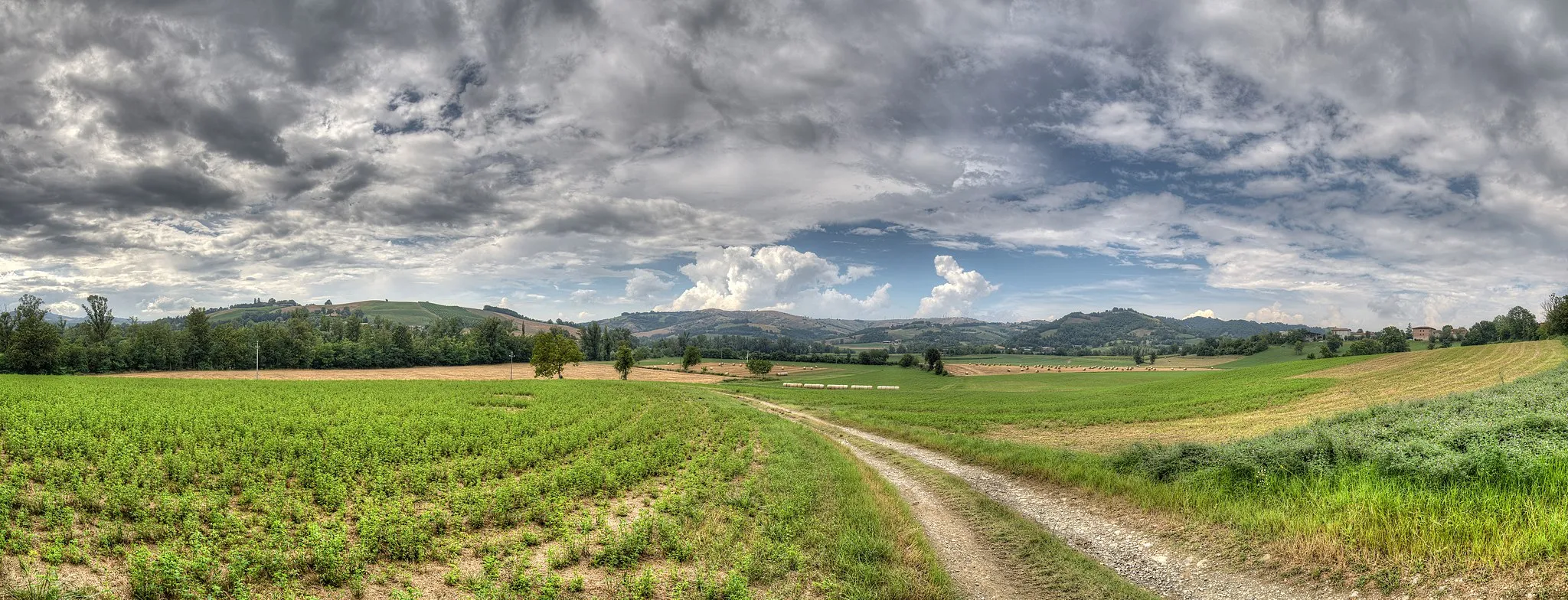 Photo showing: Panorama HDR - Castellarano (RE) Italia - 13 Luglio 2014