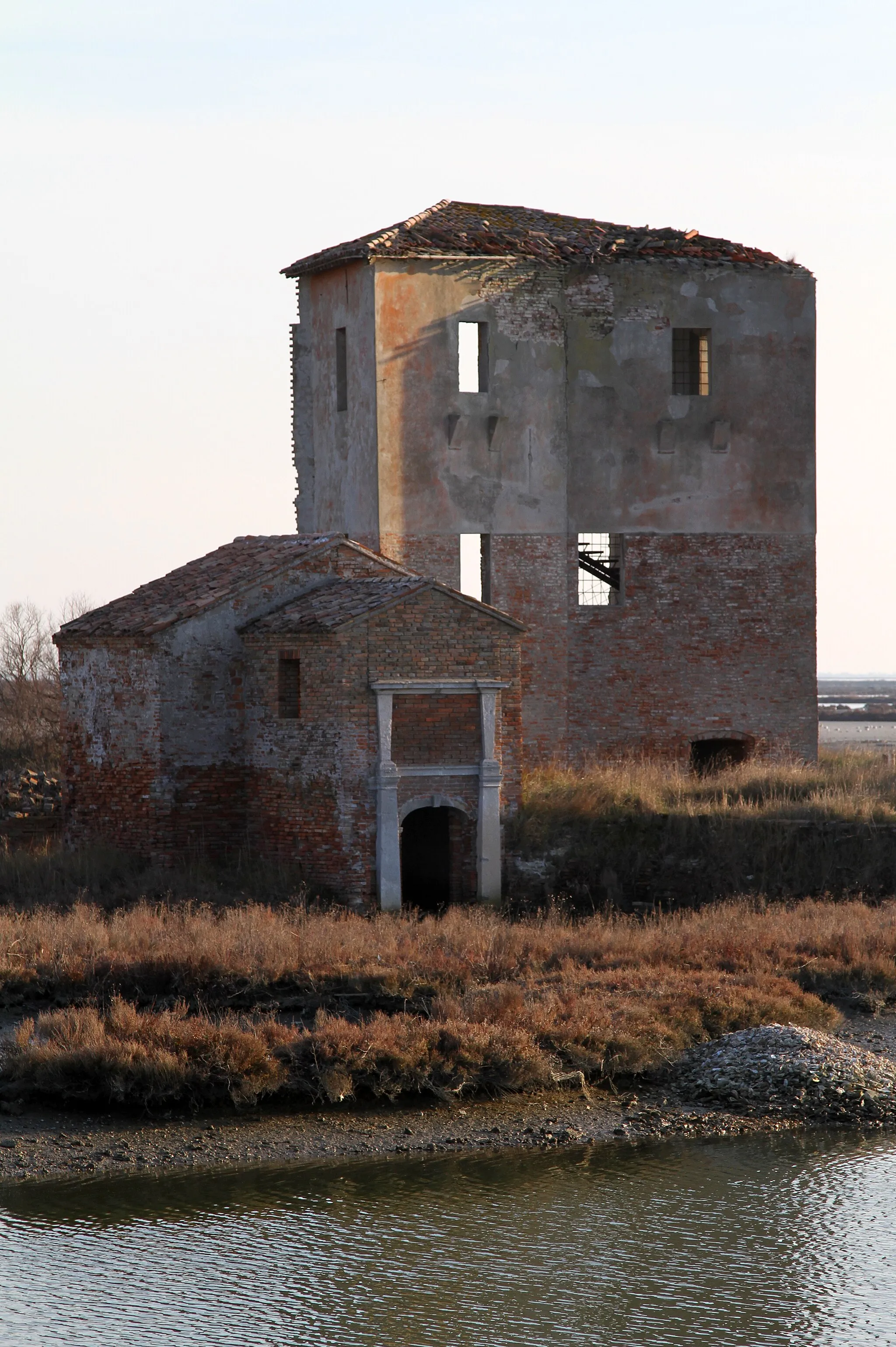 Photo showing: Ruderi di edifici presso le antiche saline di Comacchio