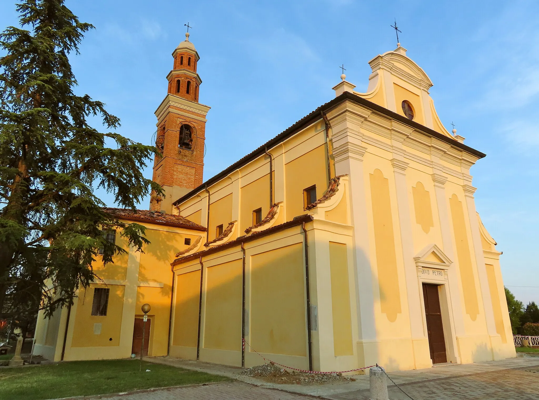 Photo showing: Facciata e lato nord della chiesa di San Pietro in Vincoli