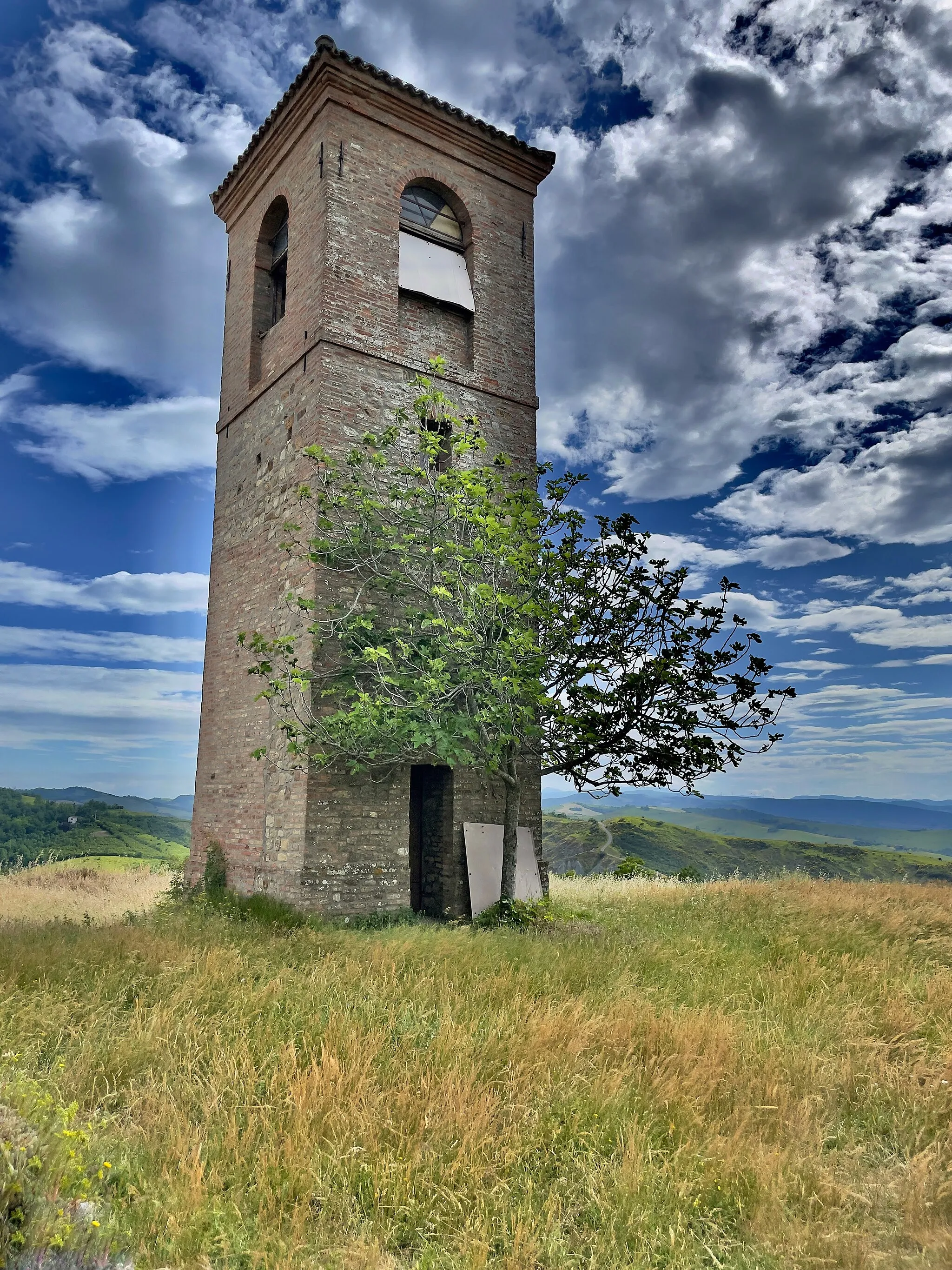 Photo showing: Il Campanile di Fiagnano sorge sulle rovine di una antica Chiesa, a sua volta costruita negli immediati pressi del Castello di Fiagnano, all'interno del territorio del Comune di Casalfiumanese, in provincia di Bologna. Qui è nato il Papa Onorio II