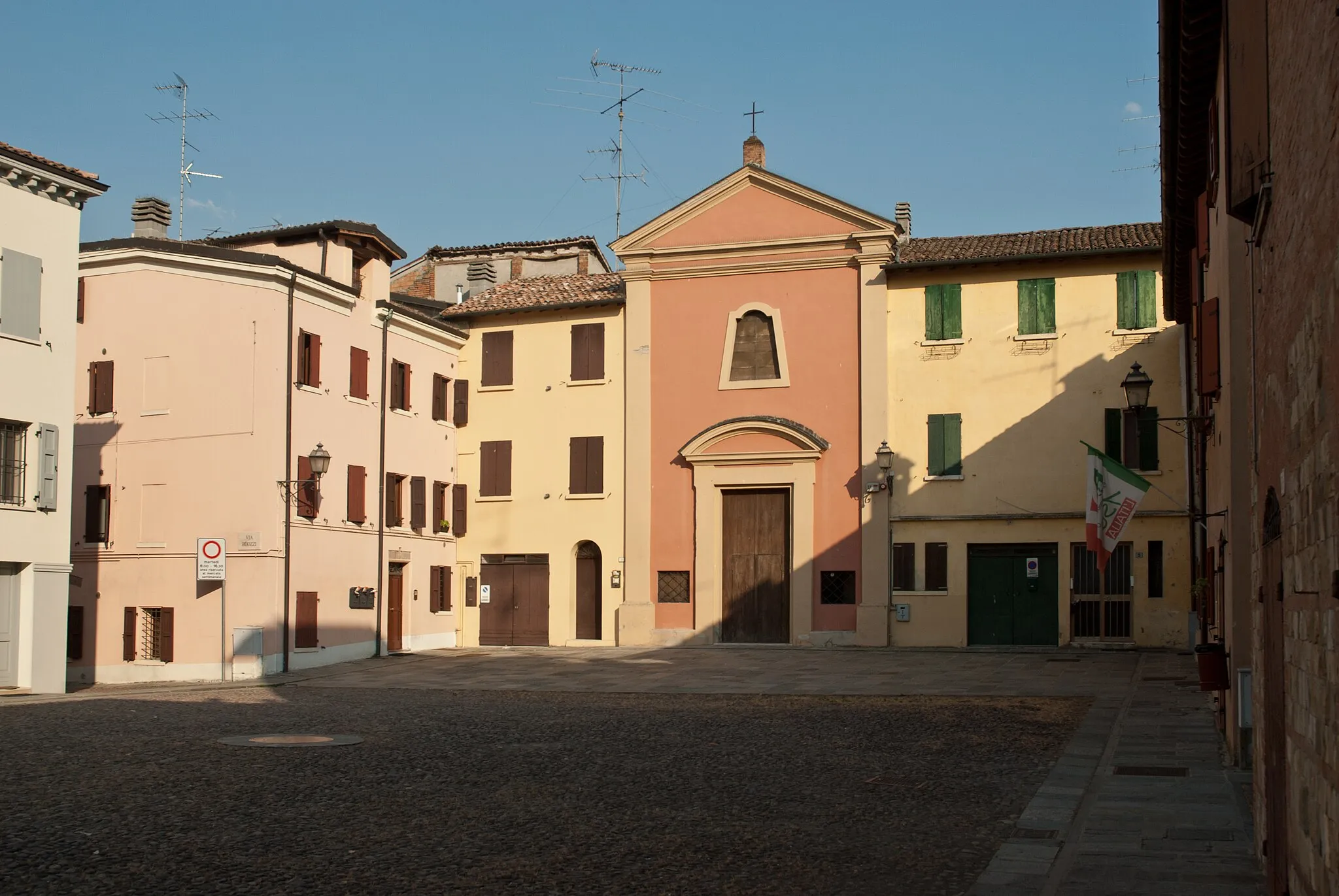 Photo showing: Piazza Castello, Campogalliano con l'Oratorio San Rocco