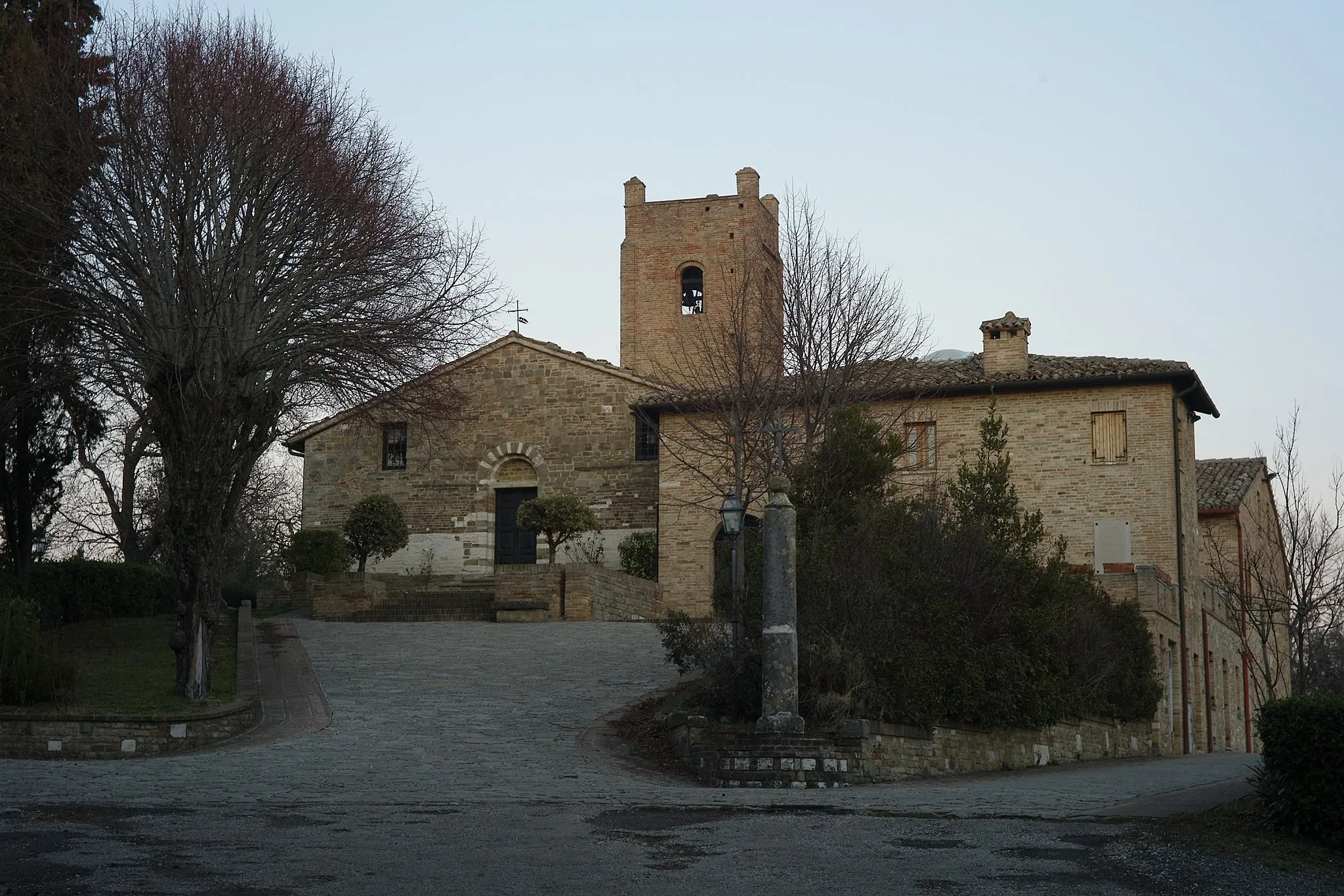 Photo showing: Veduta esterna della Pieve di San Cassiano di Castelcavallino.