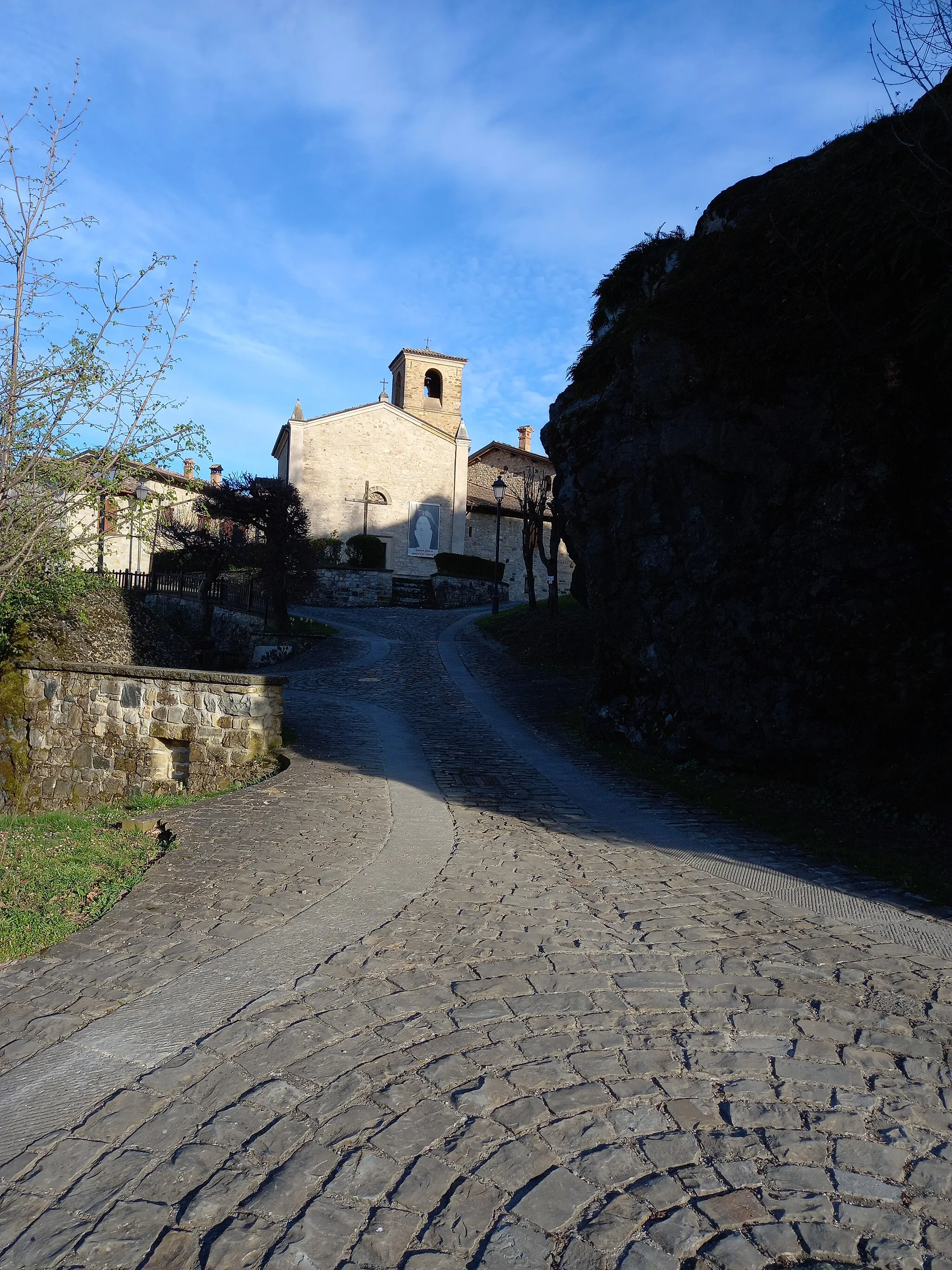 Photo showing: Alleyway to the church - Varana ai Sassi, Serramazzoni
