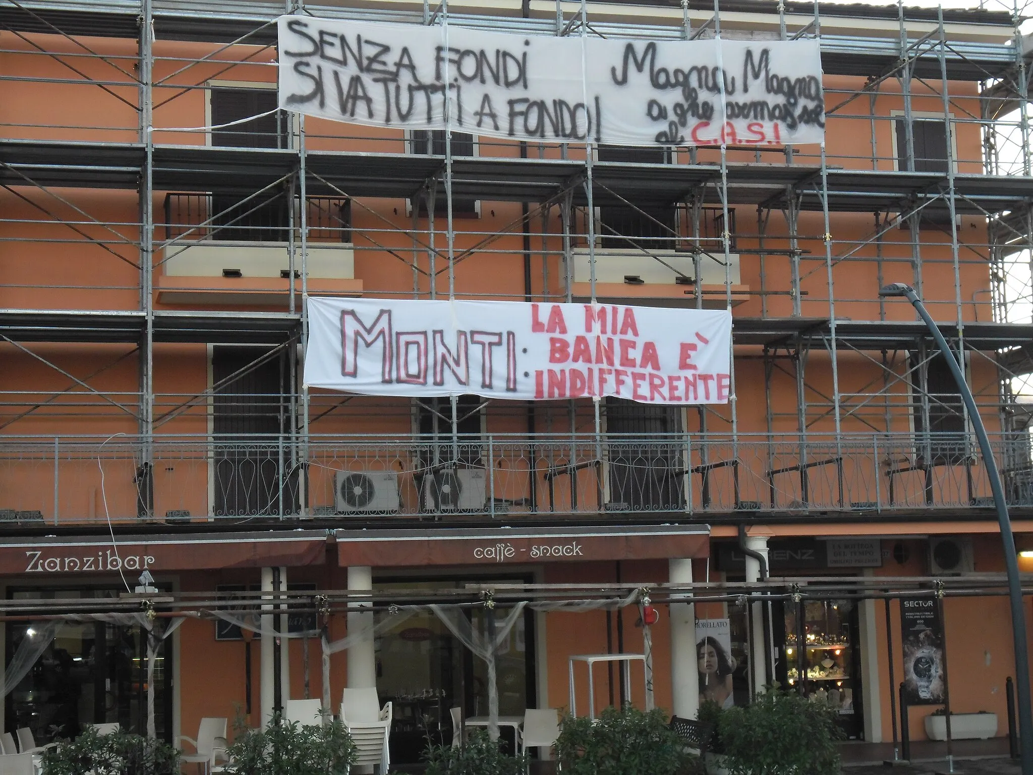 Photo showing: Striscioni di protesta esposti su un edifico danneggiato dai terremoti del maggio 2012 a San Possidonio