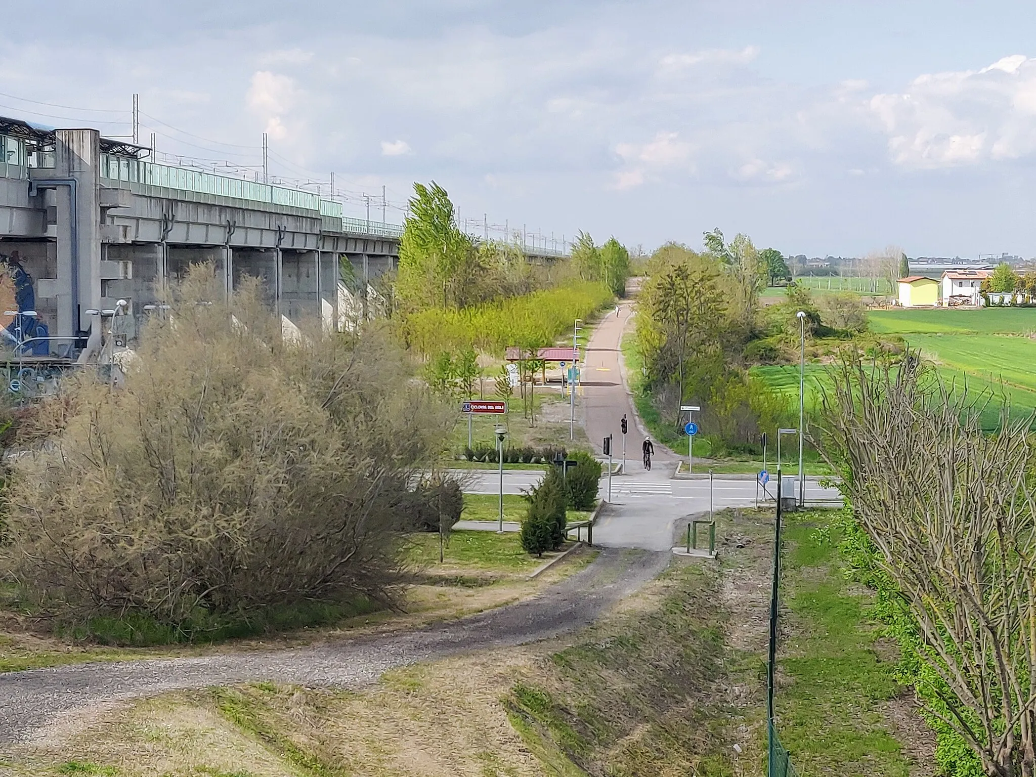 Photo showing: A stretch of EuroVelo 7 cycleway next to Camposanto railway station, in Emilia-Romagna, Italy. This stretch opened on 13 April 2021.