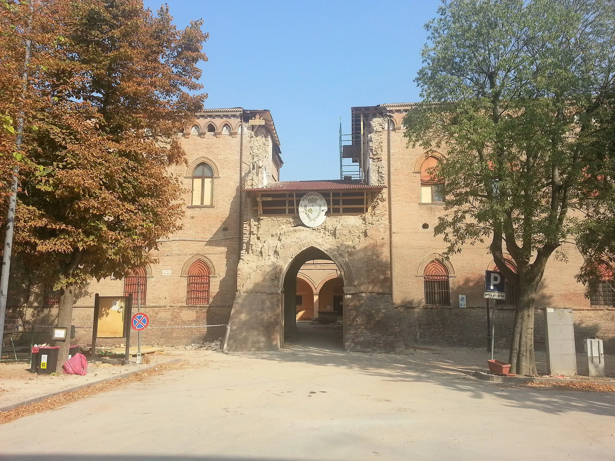 Photo showing: Castello sede del Comune di Poggio Renatico. Particolare della torre dell'orologio a due mesi dal crollo per per il terremoto in Emilia del 2012.