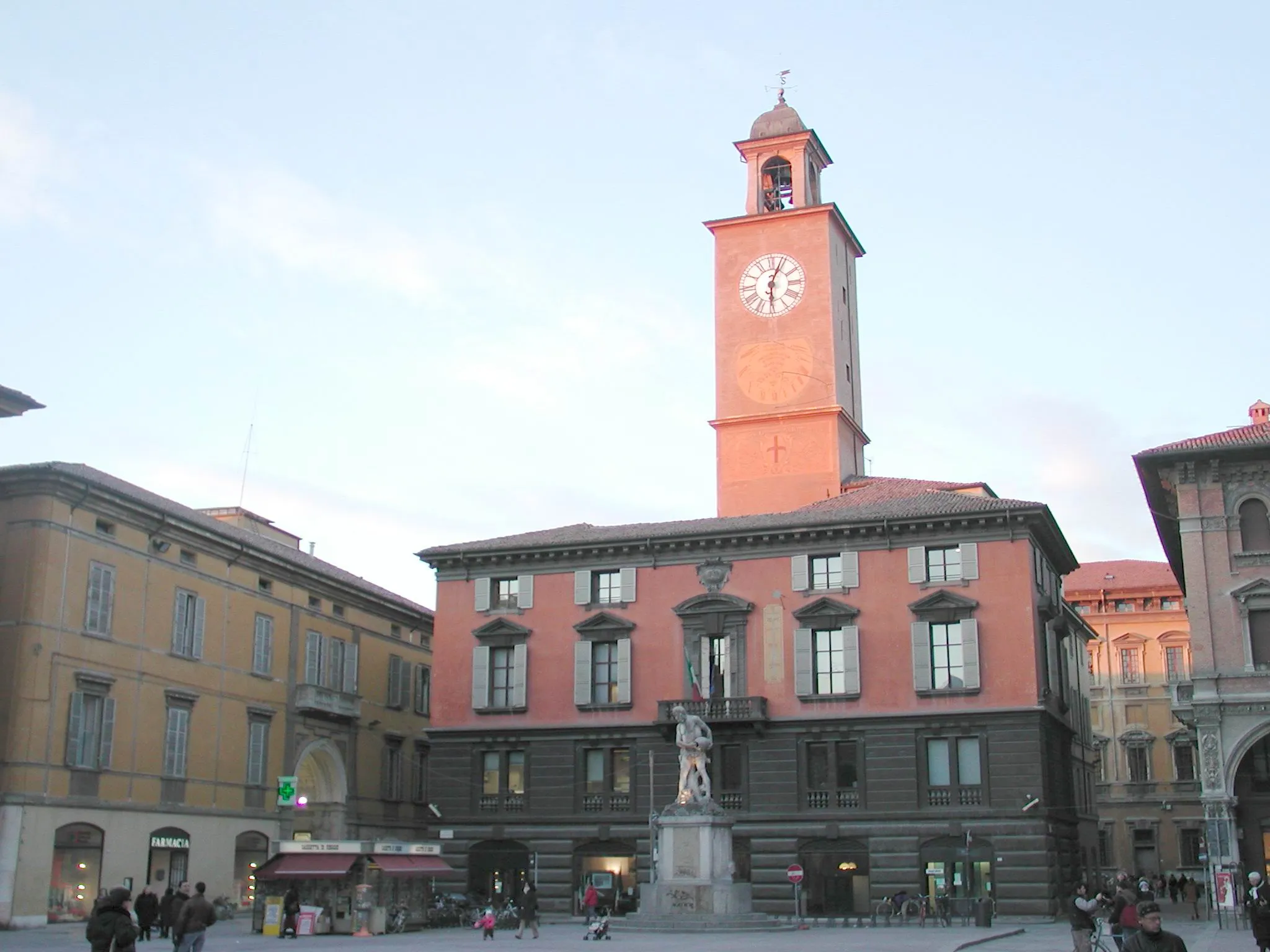 Photo showing: Place of "Duomo" with the Palace "Del Monte" of Emilia region, Italy.