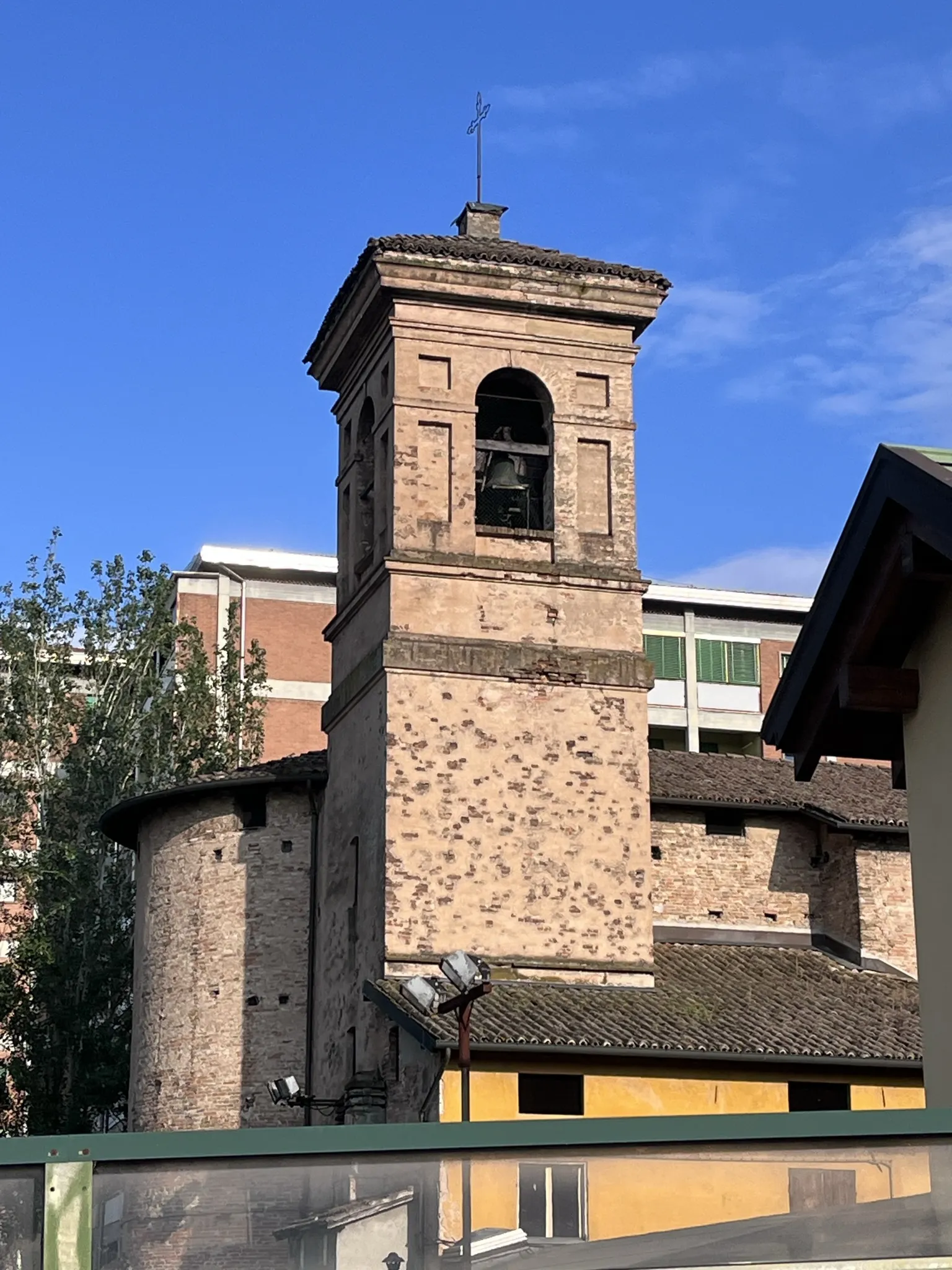 Photo showing: Segni degli spezzonamenti della Seconda guerra mondiale sul campanile della chiesa di Ospizio, visti dal cavalcavia di viale del Partigiano