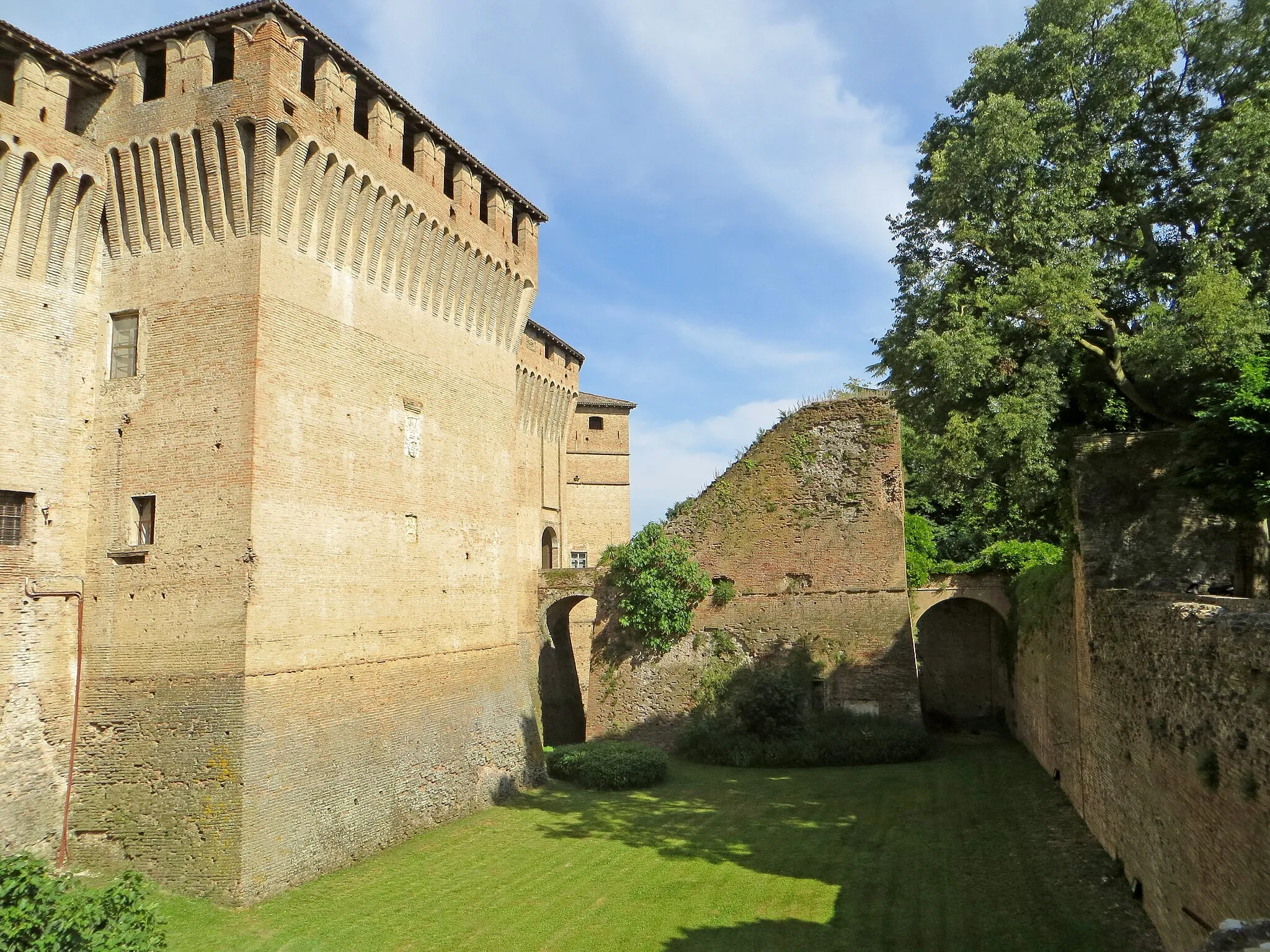 Photo showing: Castello (Montechiarugolo) - ala sud-ovest e rivellino sud