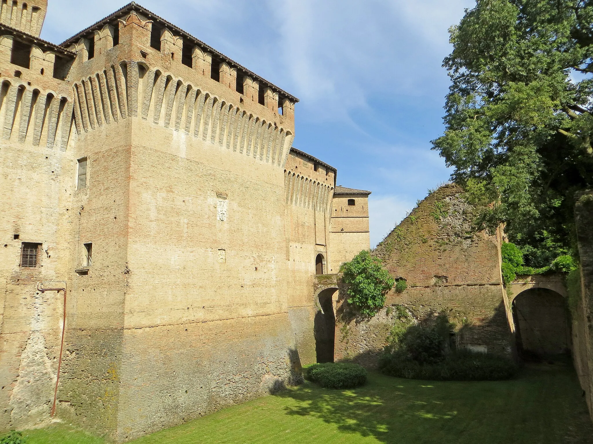 Photo showing: Castello (Montechiarugolo) - ala sud-ovest e rivellino sud