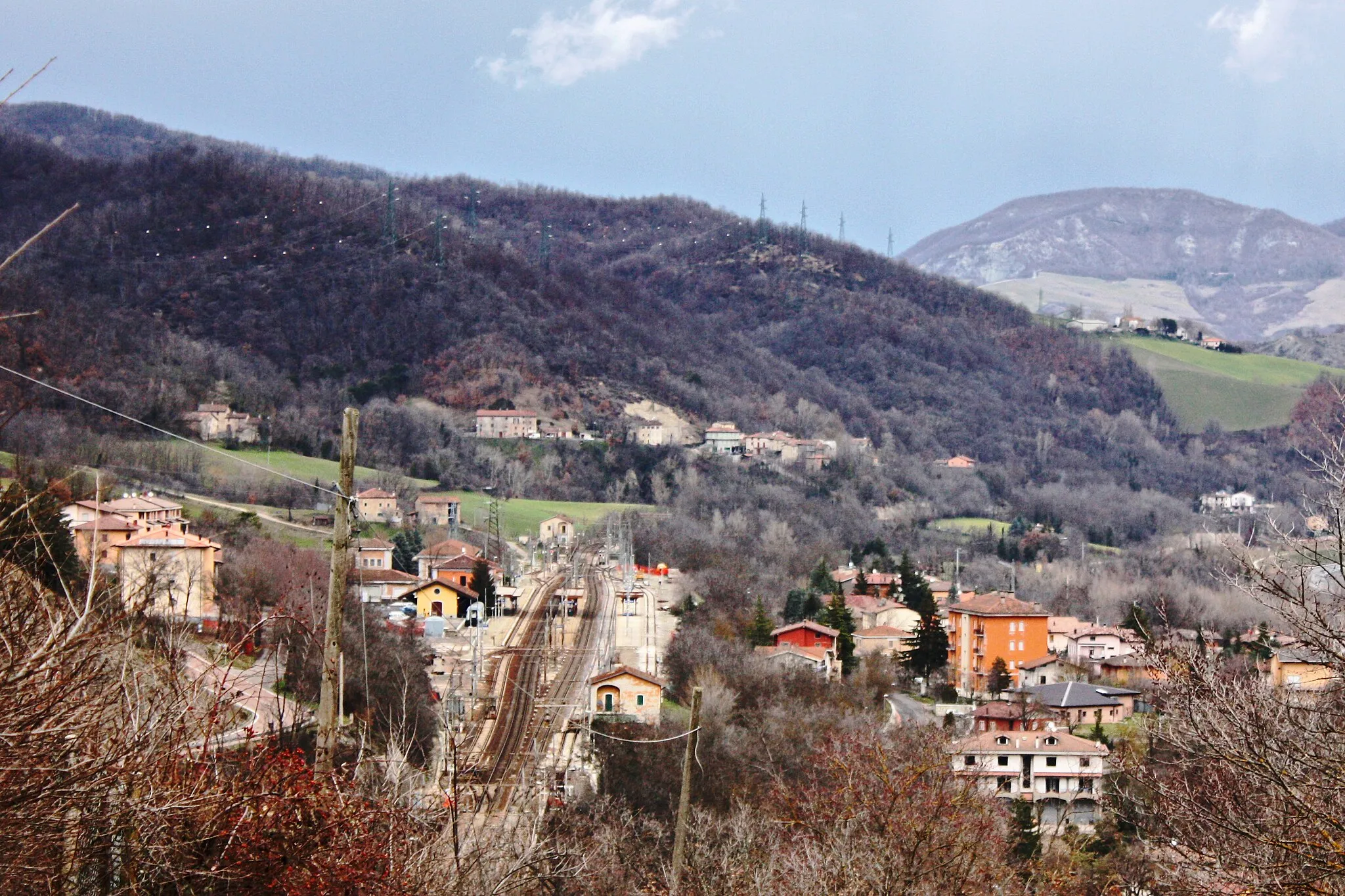 Photo showing: Panorama invernale dell'abitato e della stazione ferroviaria di Piandisetta