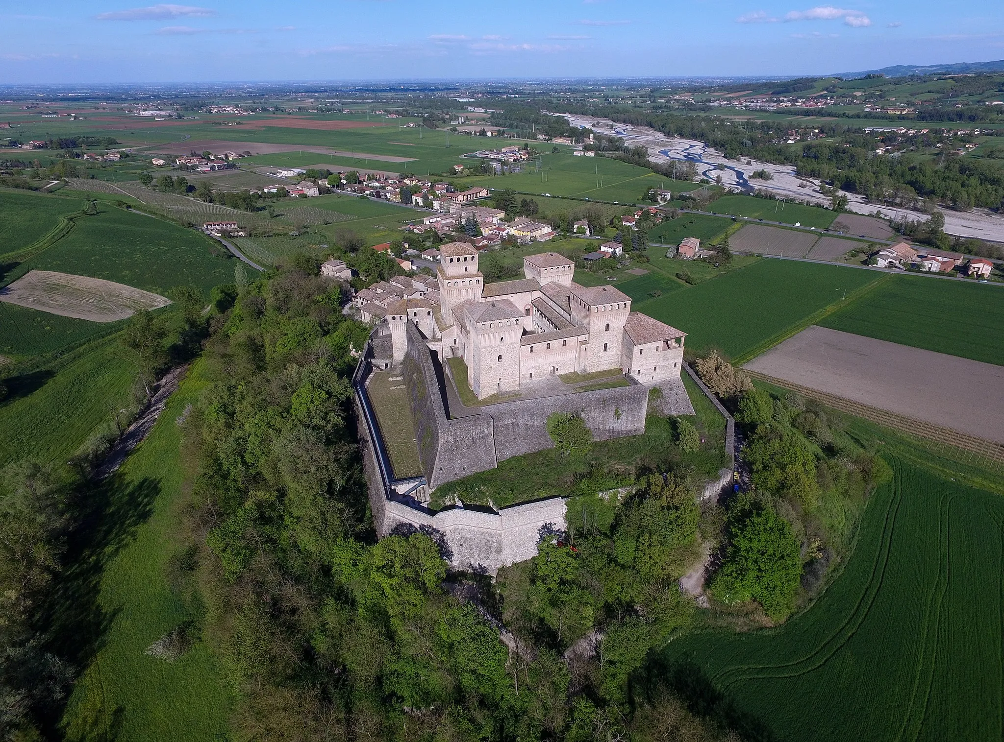 Photo showing: Torrechiara-Drone-2