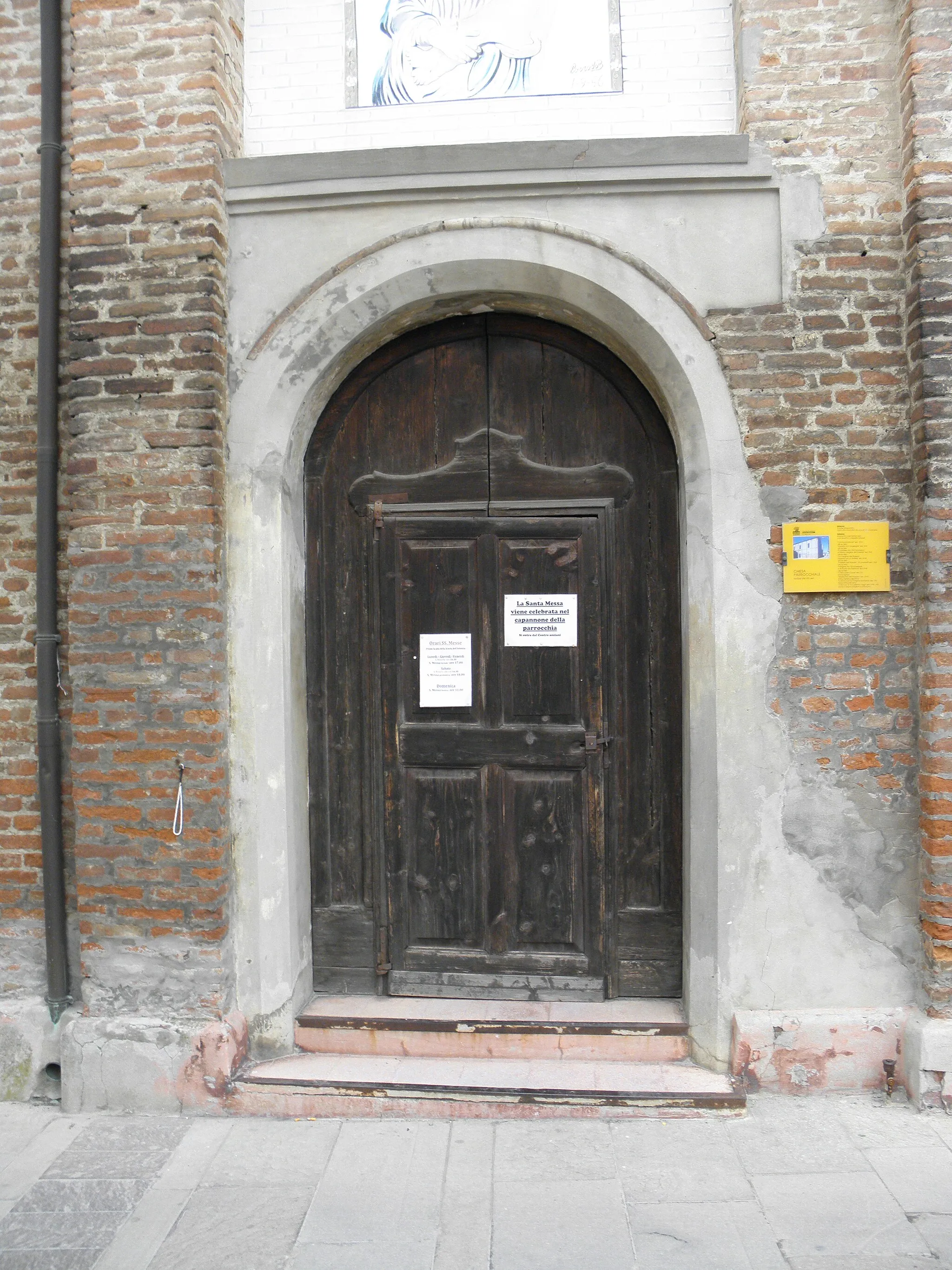 Photo showing: Stellata, frazione di Bondeno: il portale principale della chiesa parrocchiale della Natività di Maria Vergine in Stellata (XV secolo).