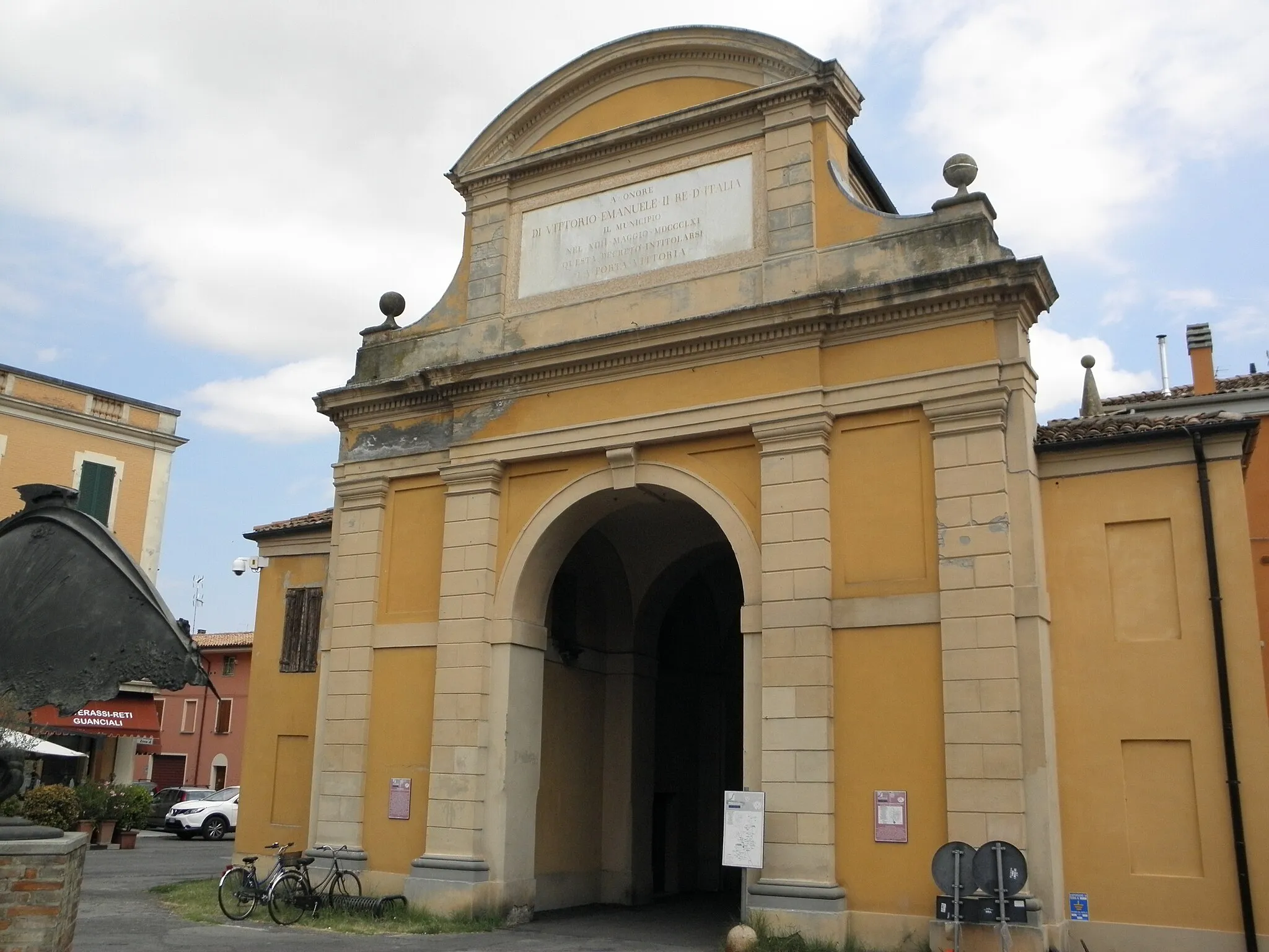 Photo showing: San Giovanni in Persiceto, Porta Vittoria, prospetto verso l'esterno dal cittadino.