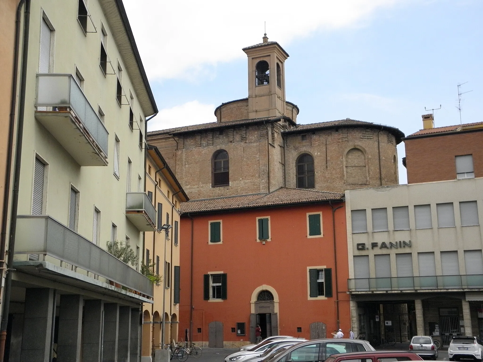 Photo showing: San Giovanni in Persiceto, lato destro della chiesa collegiata di San Giovanni Battista.