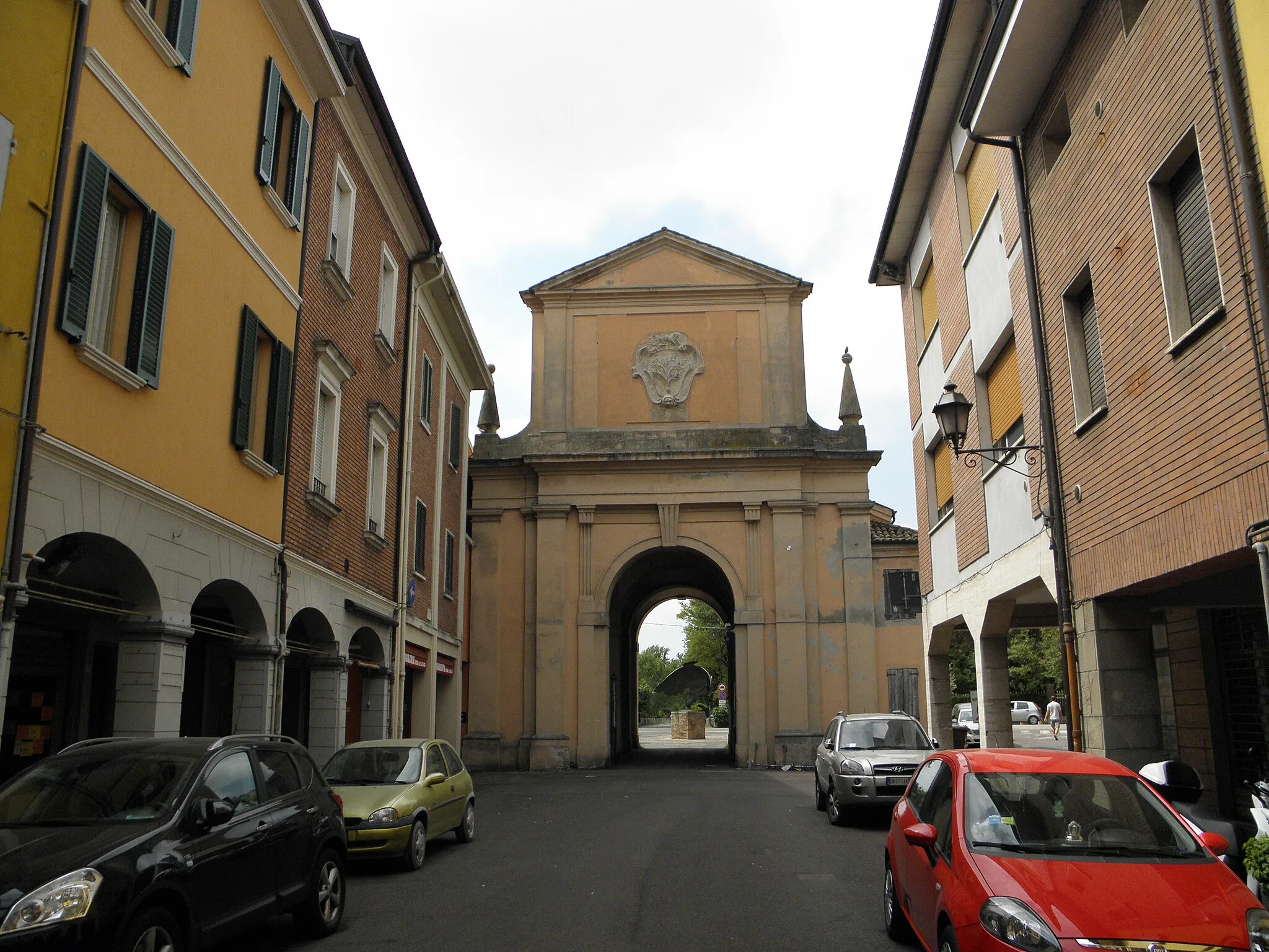 Photo showing: San Giovanni in Persiceto, Porta Vittoria, prospetto verso il centro cittadino.