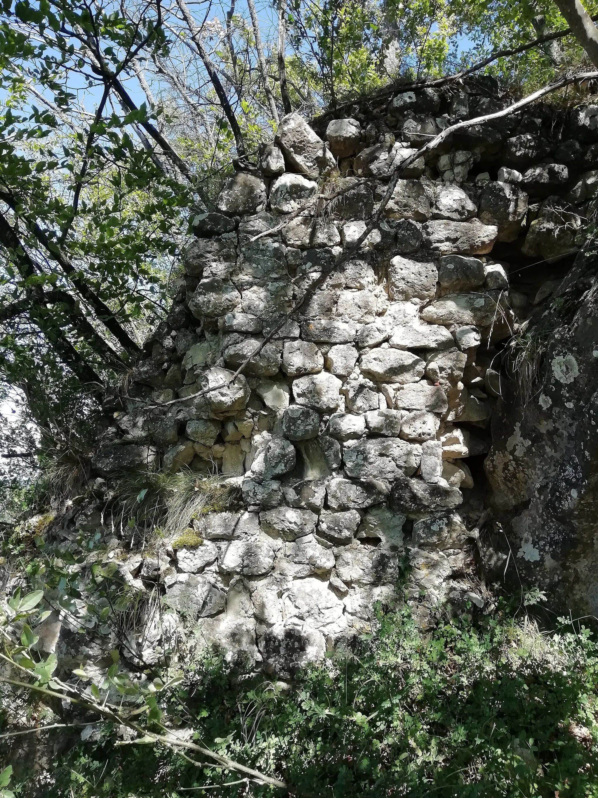 Photo showing: resti del castello di Monte San Pietro (BO) sulla cima di monte Bonsara, sotto alla croce