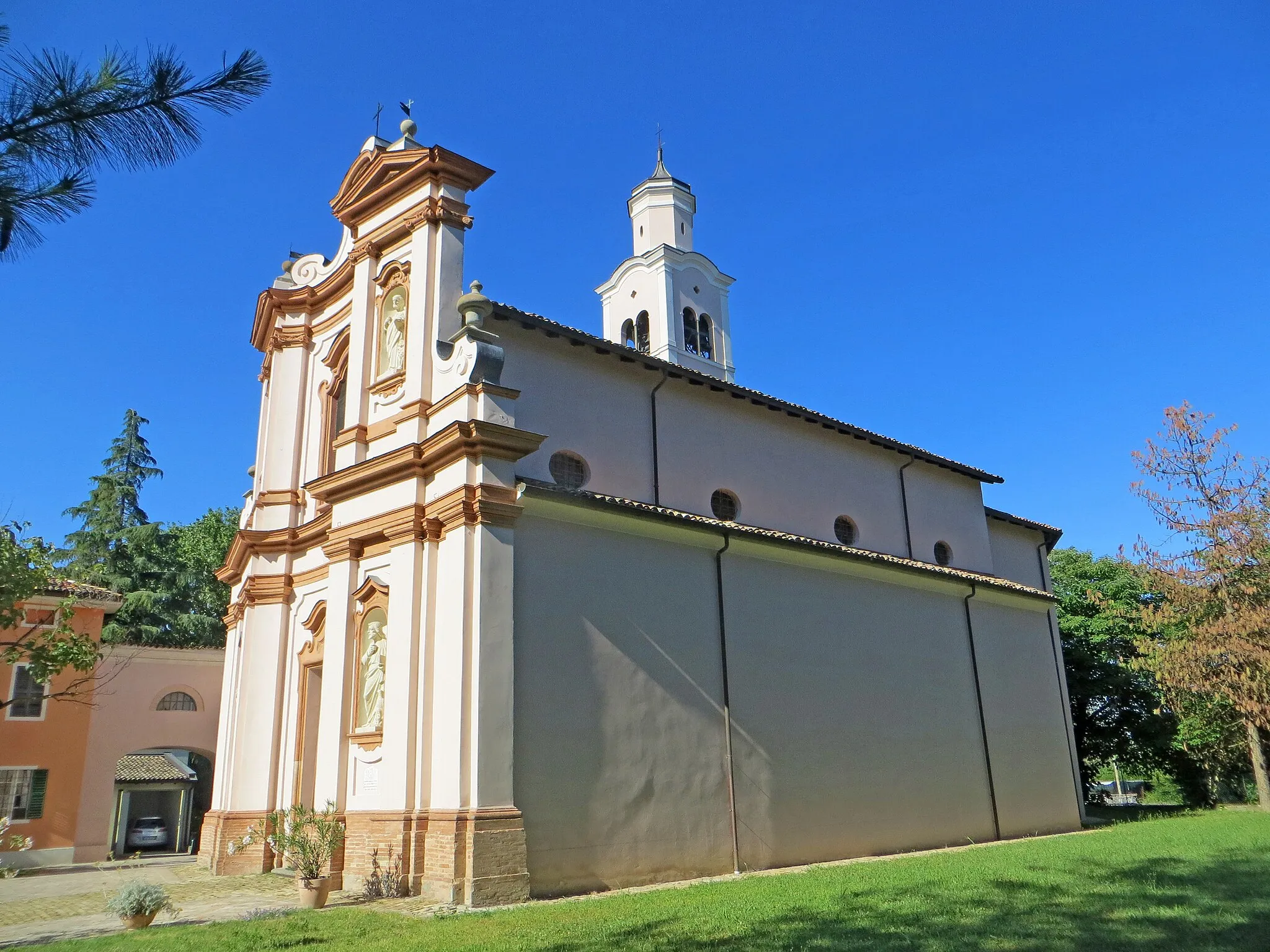 Photo showing: Chiesa di San Pietro Apostolo (Carignano, Parma) - facciata e lato sud