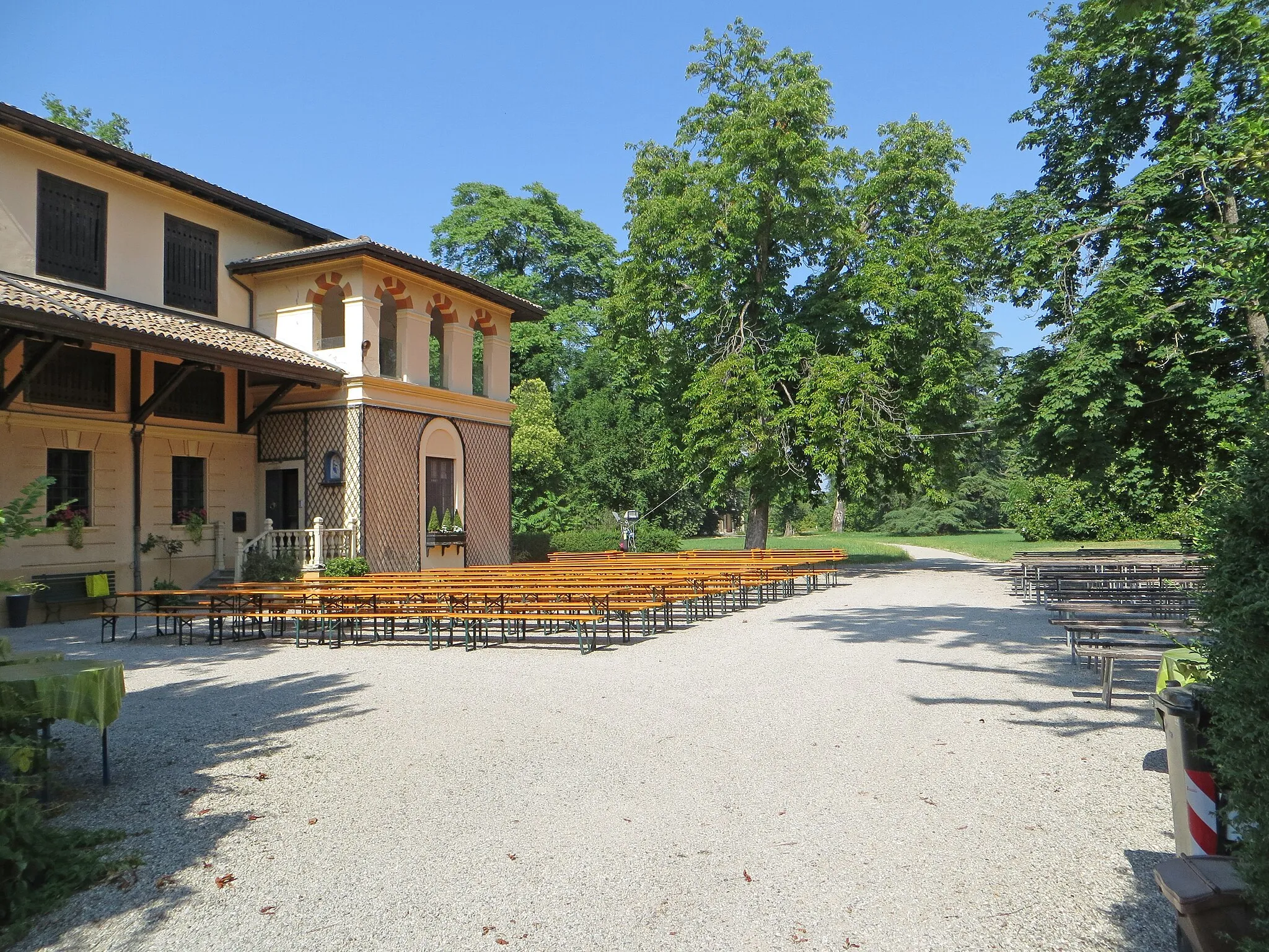 Photo showing: Villa Meli Lupi (Vigatto, Parma) - lato sud del Palazzo e viale d'ingresso alla villa