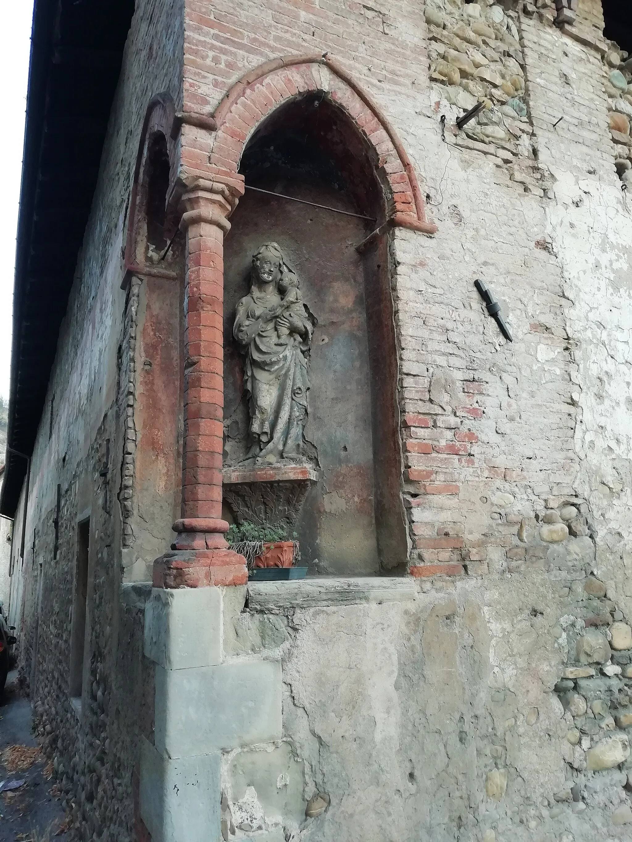 Photo showing: Nicchia ad angolo di Palazzo Sanuti in frazione Fontana, Sasso Marconi, Emilia-Romagna, Italia. La statua della Madonna in terracotta è stata da attribuita alla scuola di Michele da Firenze.