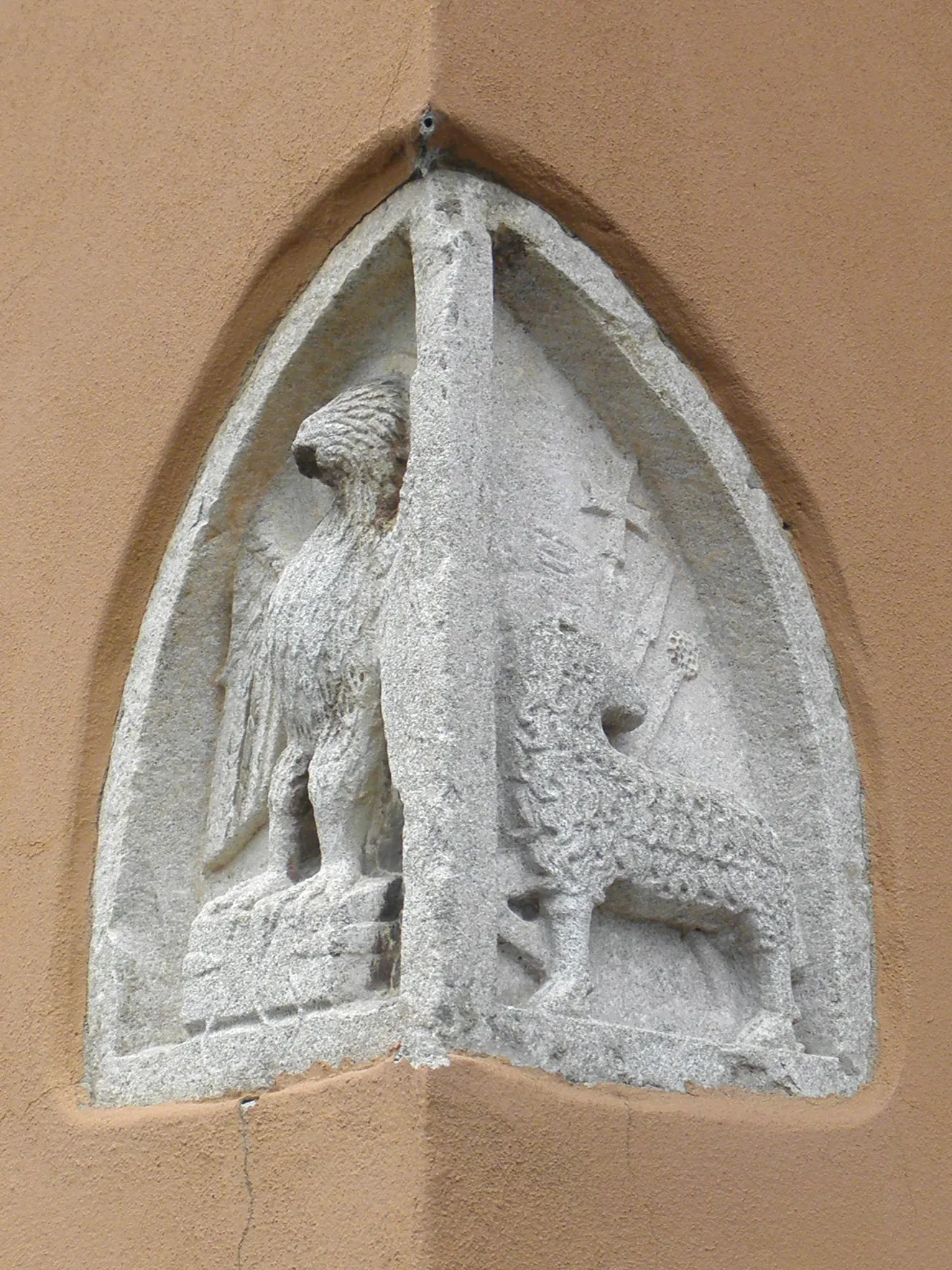 Photo showing: Quarto Inferiore, frazione di Granarolo dell'Emilia: bassorilievi posti sulla chiesa parrocchiale di San Michele Arcangelo.