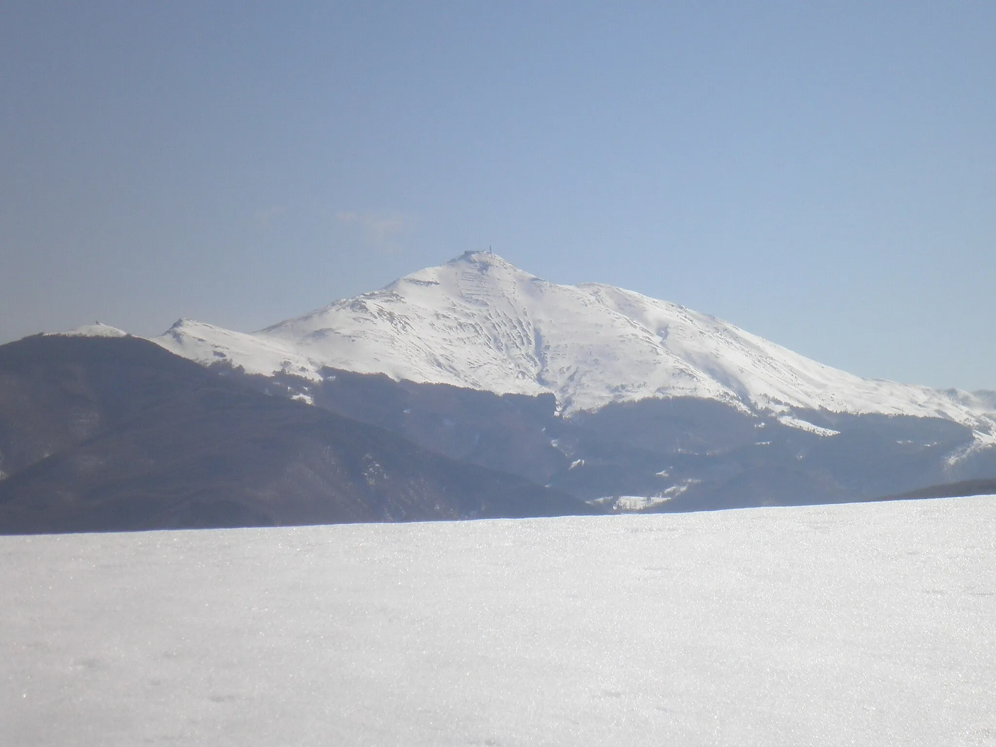 Photo showing: The Cimone Mountain seen by the sky-area of S.Annna Pelago, on the Appennins, on March 2011.