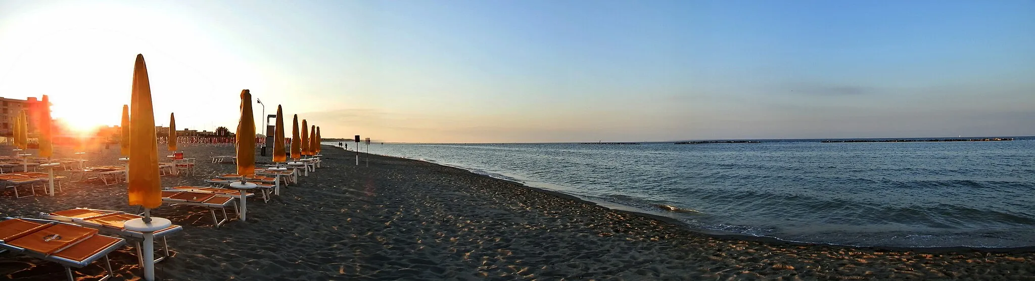 Photo showing: spiaggia di lido adriano al tramonto presso uno stabilimento balneare durante la stagione estiva