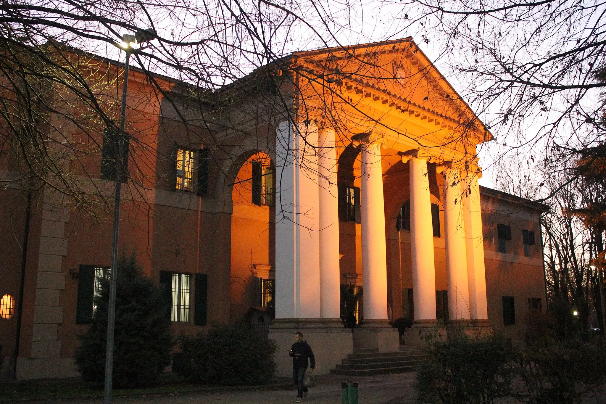 Photo showing: Vista del pronao della villa neoclassica appartenuta ai conti Pallavicini, Borgo Panigale, Bologna, Italy