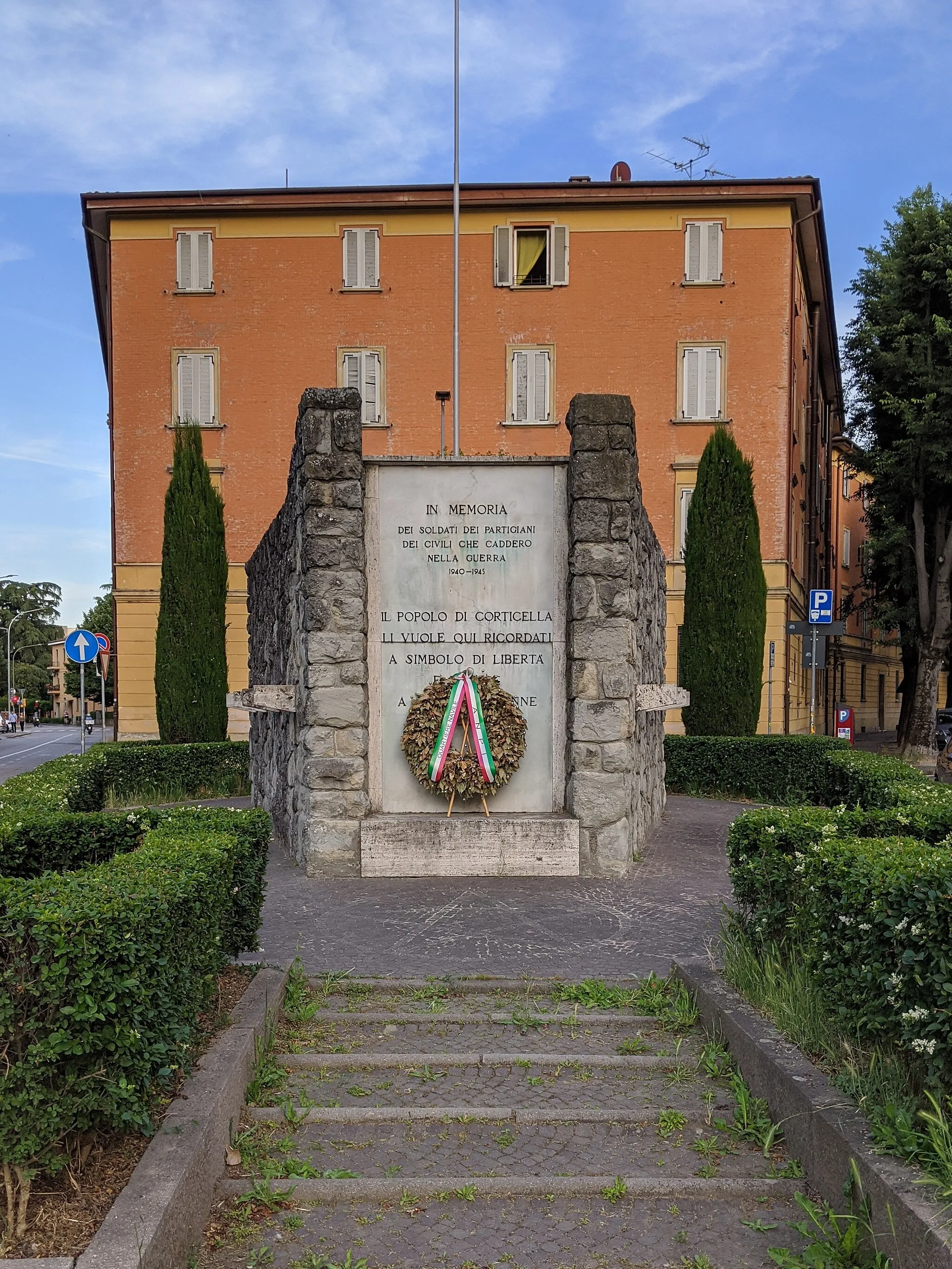 Photo showing: War memorial dedicated to victims of World War I and II in Corticella, Bologna, Italy.
